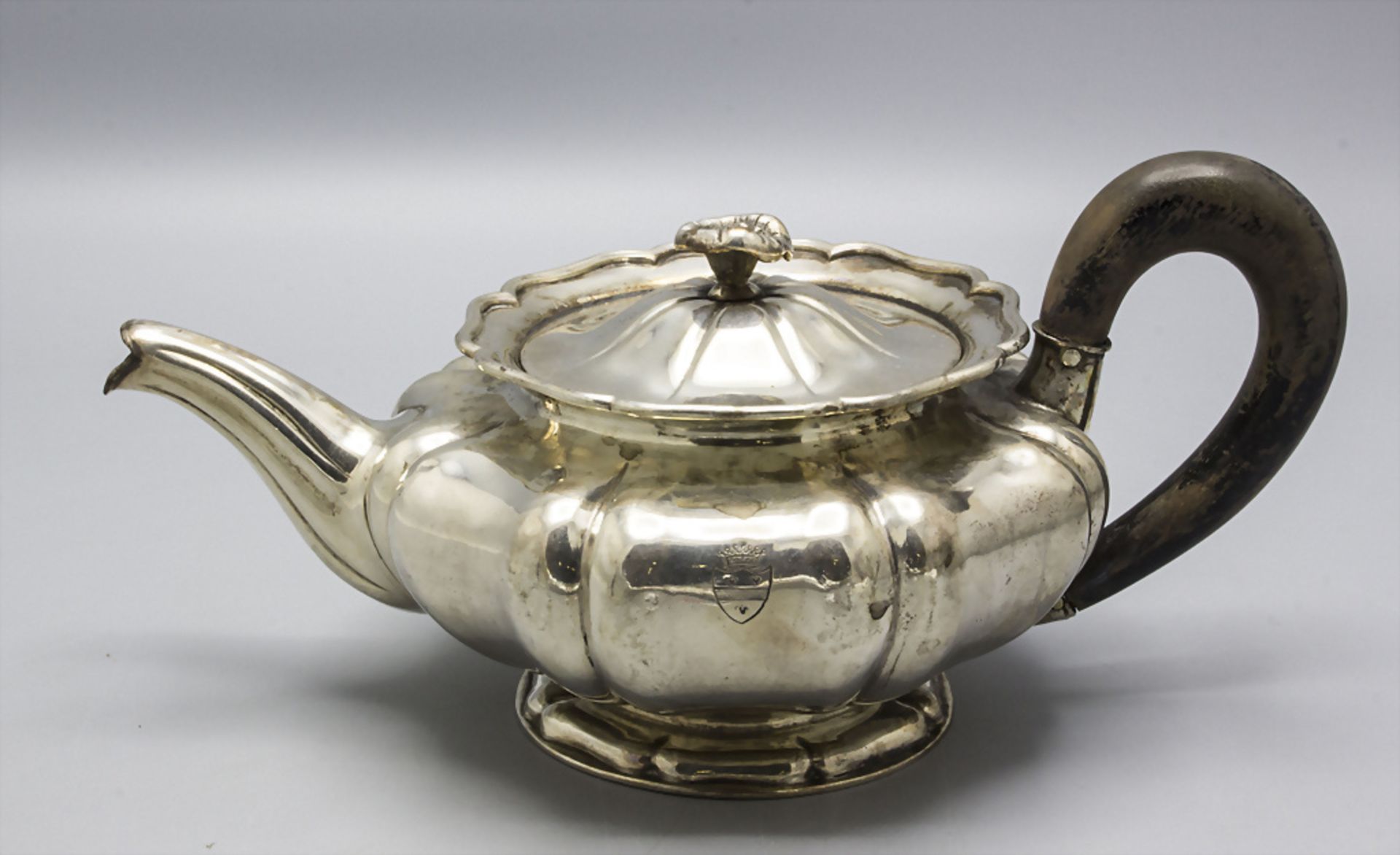 Biedermeier Teekanne mit Adelswappen / A silver tea pot with coat of arms, Humber & Sohn, ...