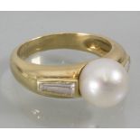 Damenring mit Perle und Diamanten / A ladies gold ring with a pearl and diamonds, Frankreich, ...