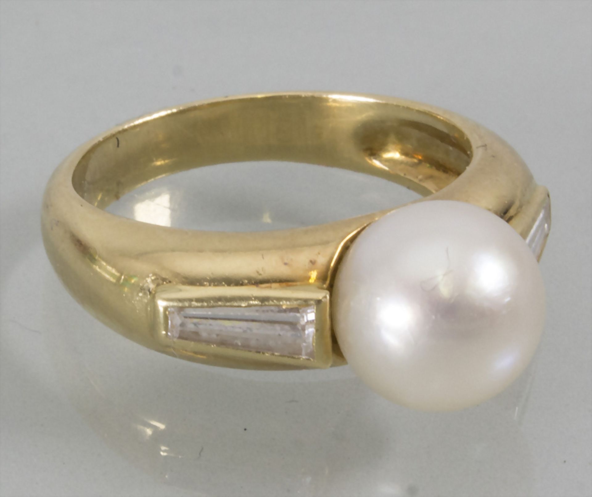 Damenring mit Perle und Diamanten / A ladies gold ring with a pearl and diamonds, Frankreich, ...