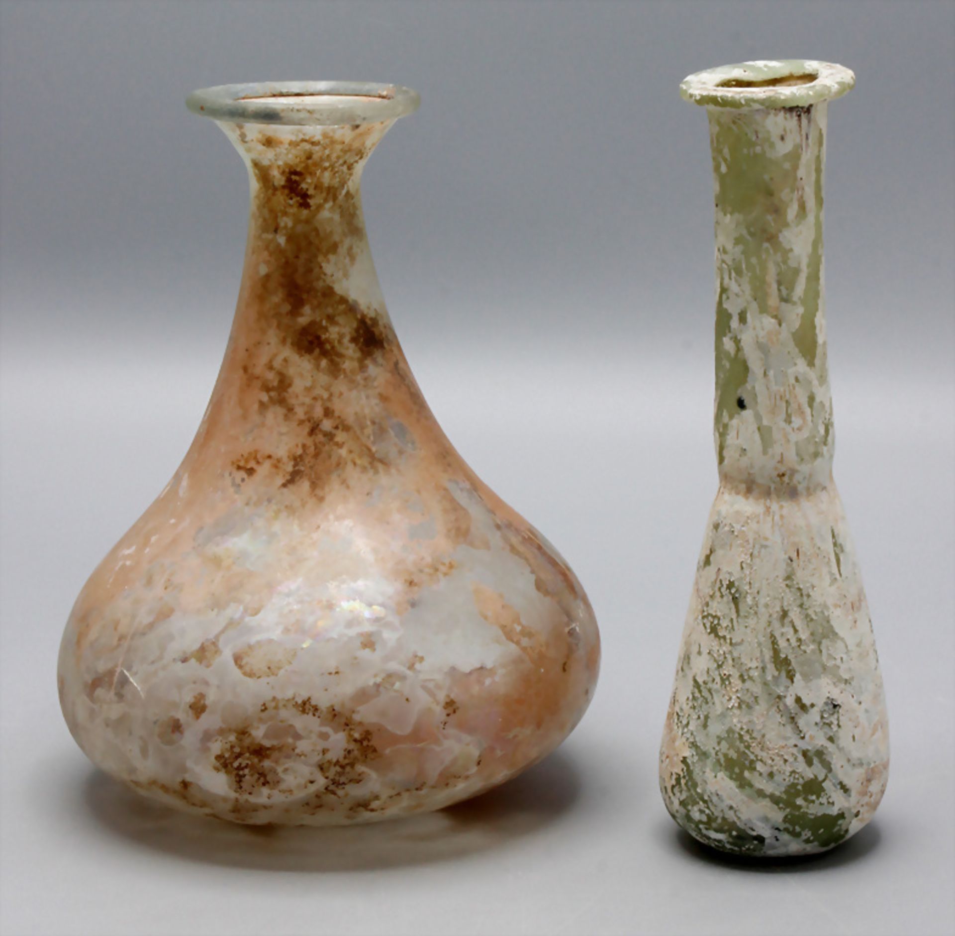 Zwei Glasvasen, wohl römisch / Two Roman glass vases