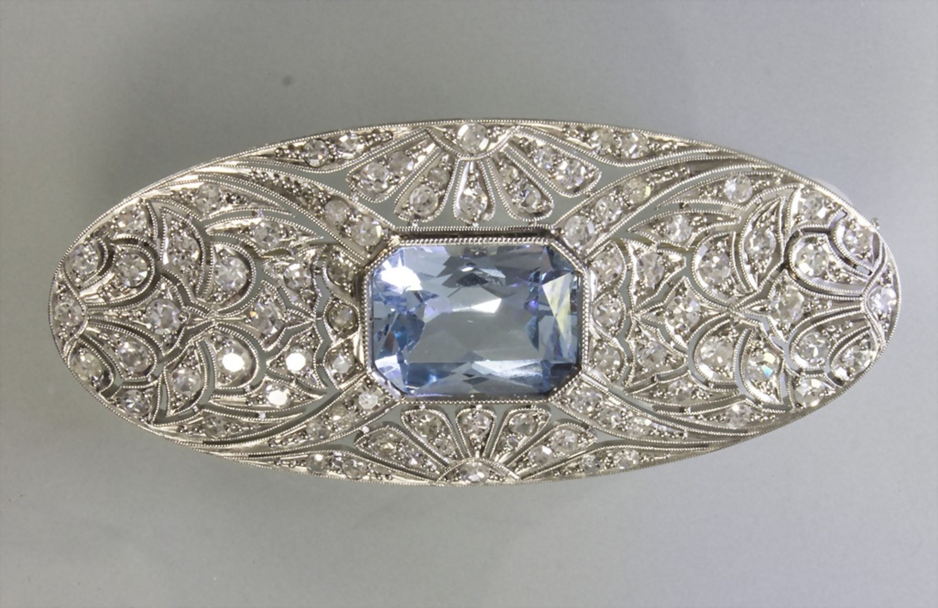 Art Déco Brosche mit Diamanten und Aquamarin / An 18 ct gold brooch with aquamarine and diamonds