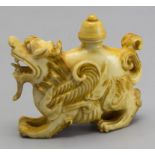 Snuffbottle in Form eines Tempellöwen / A snuff bottle in the shape of a guardian lion, China ...