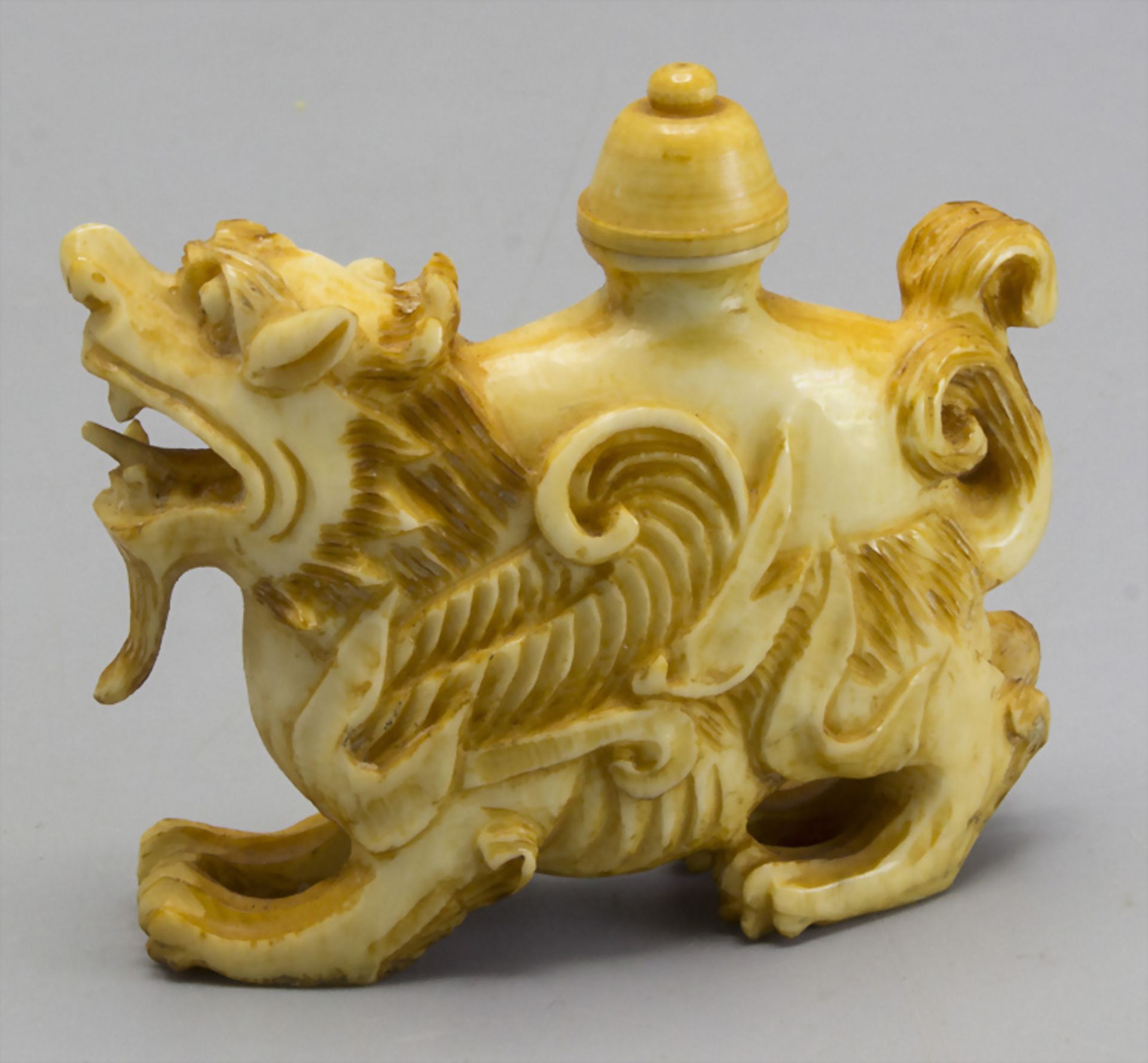 Snuffbottle in Form eines Tempellöwen / A snuff bottle in the shape of a guardian lion, China ...