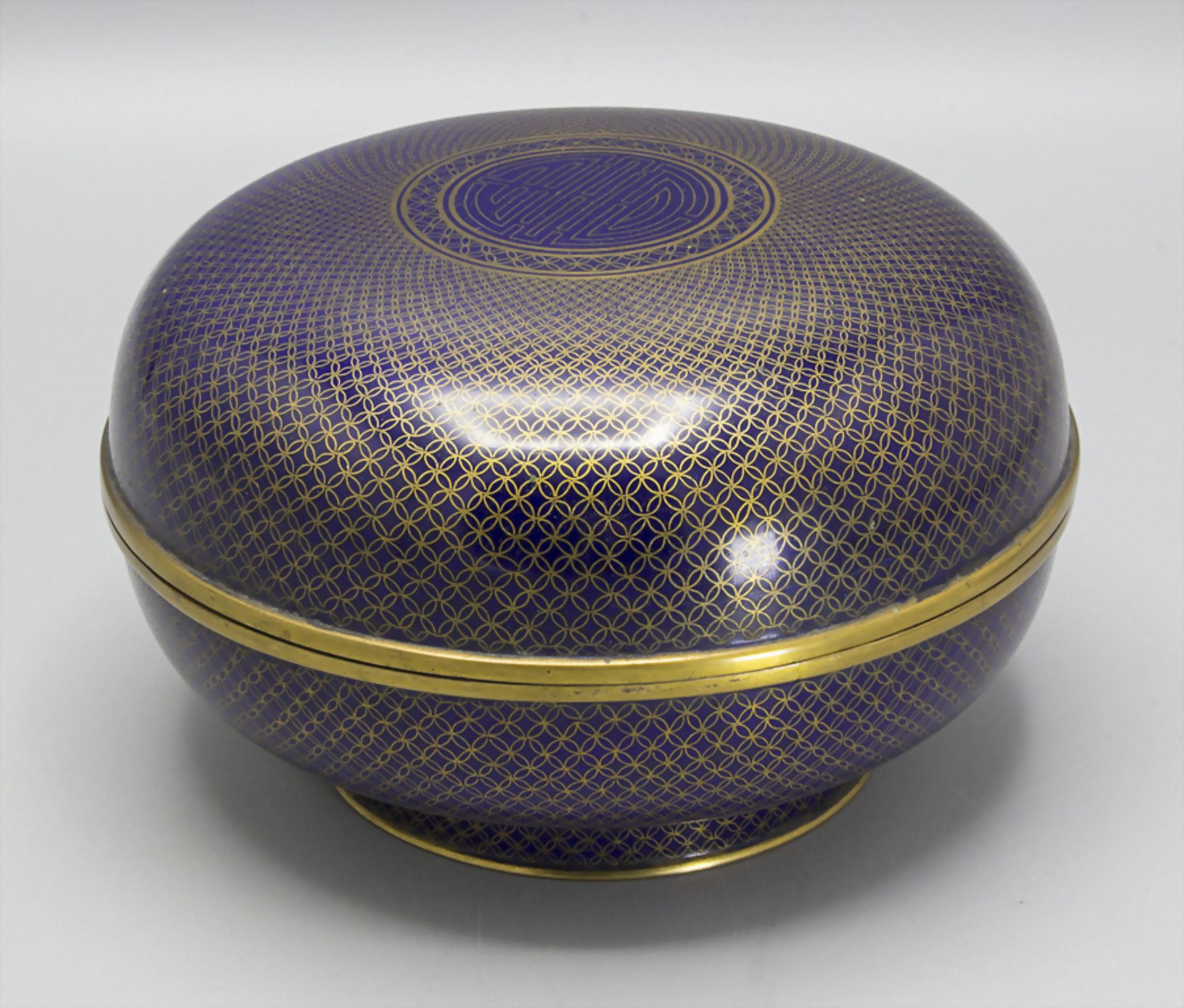 Cloisonné-Deckeldose / A Cloisonné lidded box, um 1900