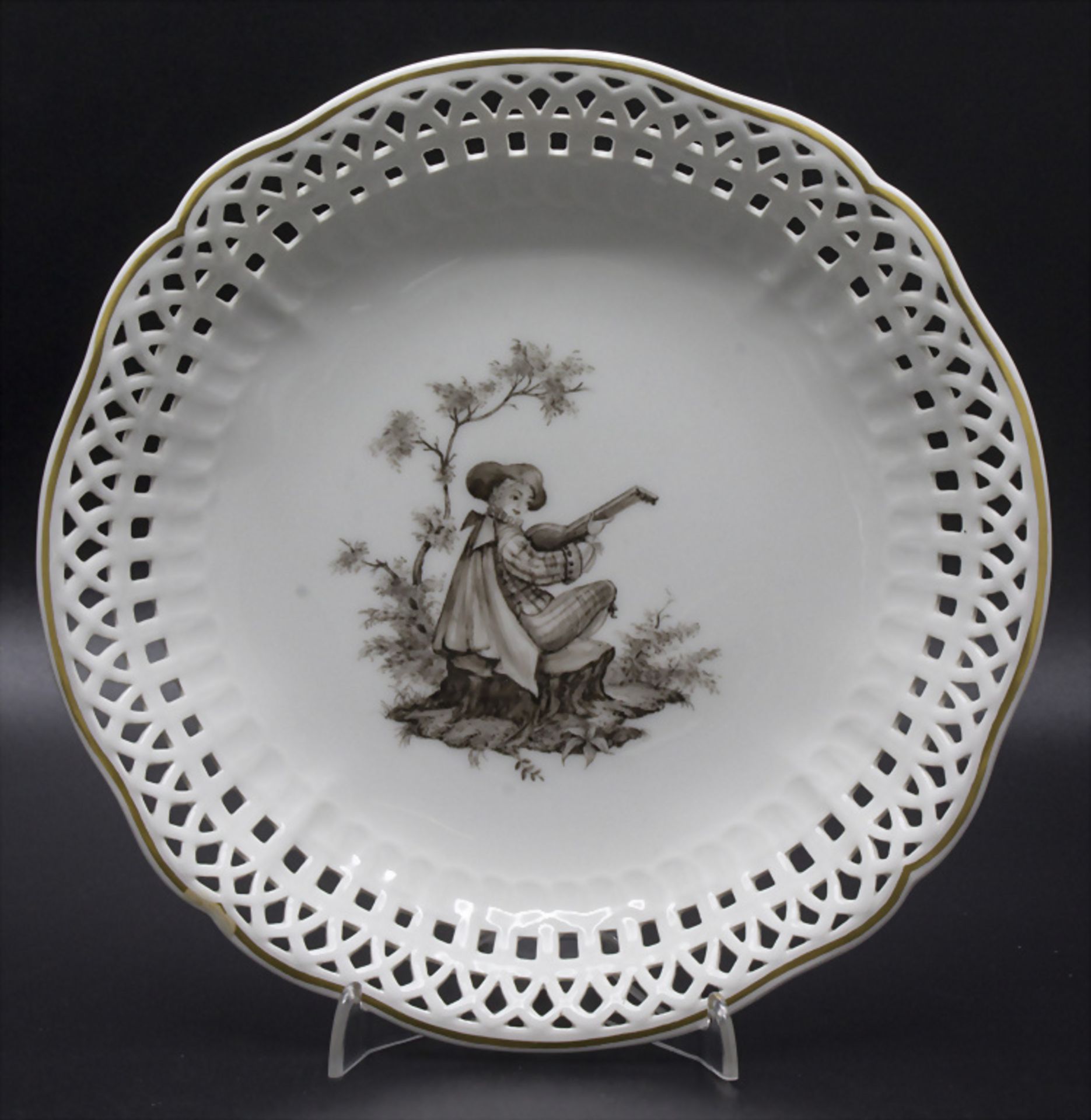 Ein Korbteller mit Lautenspieler / A basket plate with a lute player, KPM, Berlin, 20. Jh.