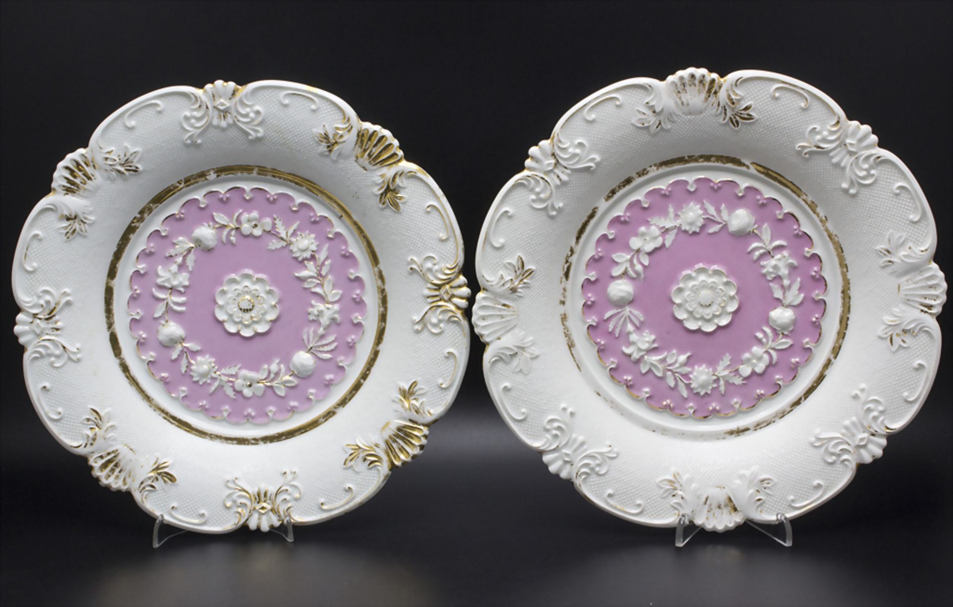 Paar große Gebäckteller mit Reliefdekor / A pair of cake plates, Meissen, Anfang 19. Jh.