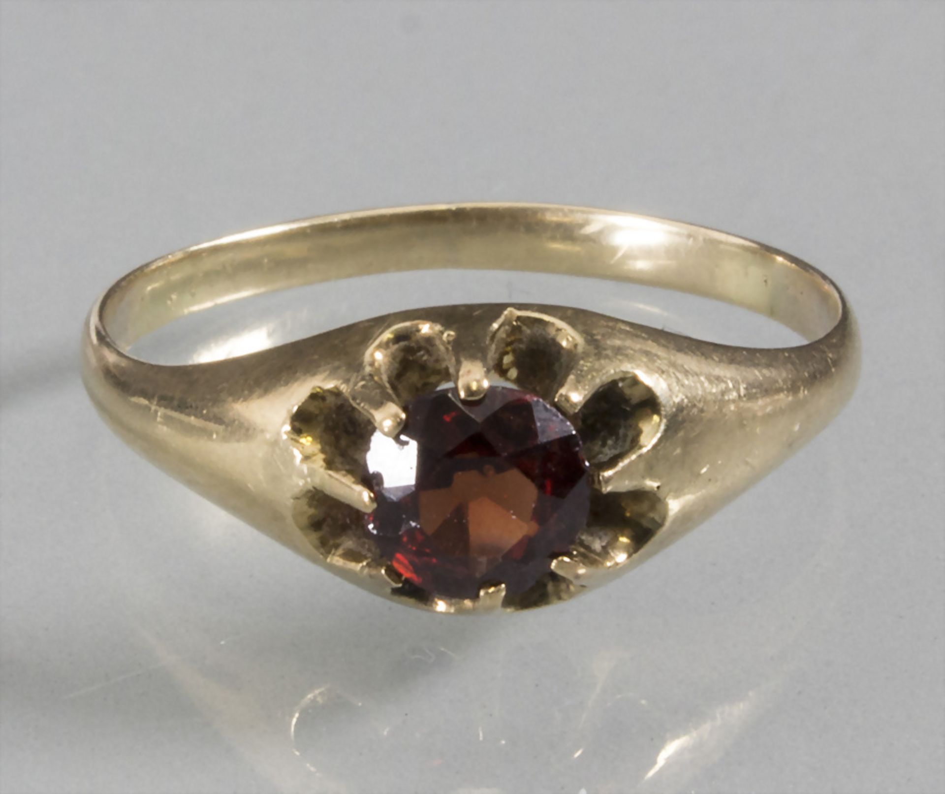 Damenring / A ladies 14ct gold ring with a ruby, um 1900