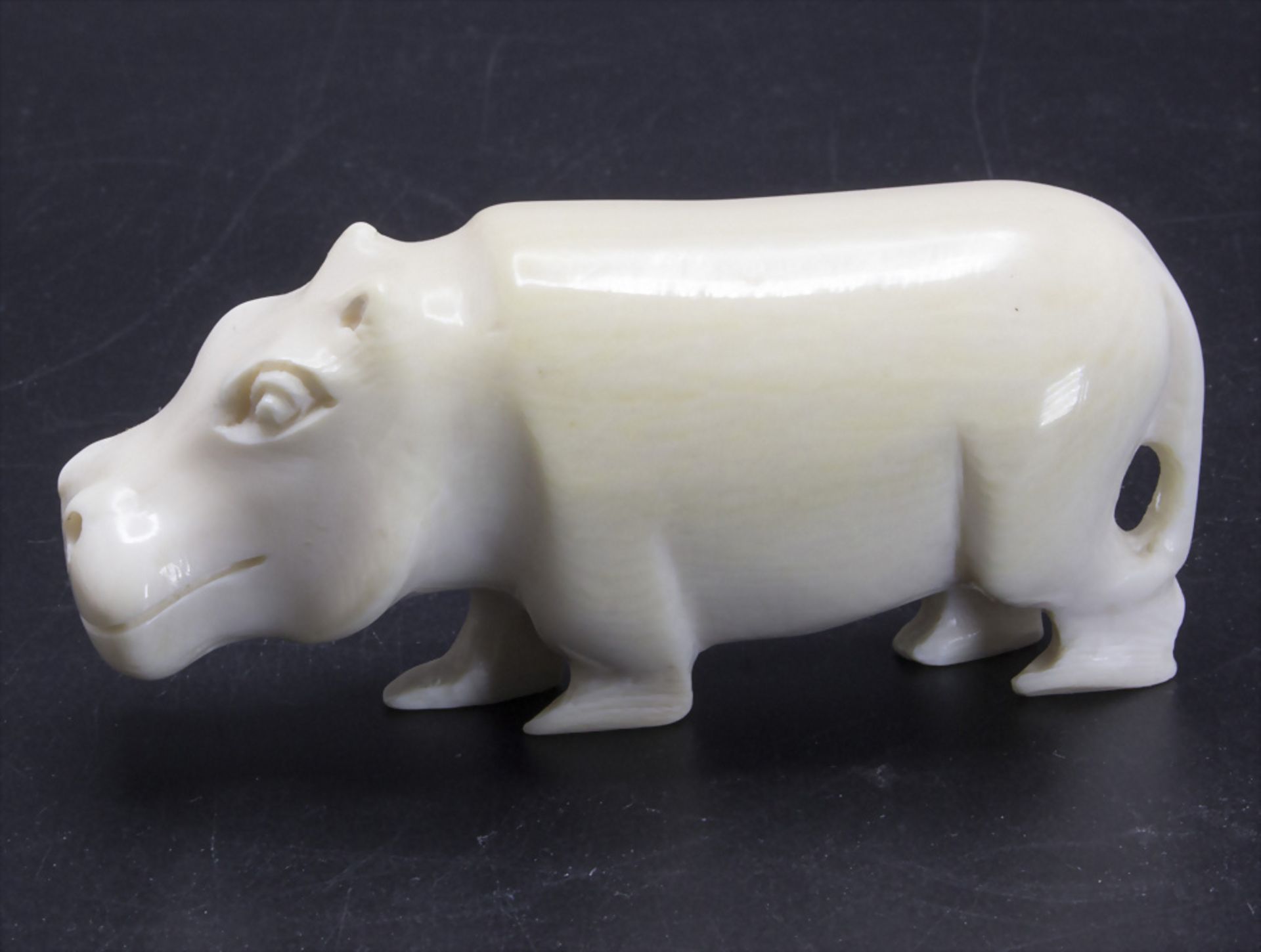 Elfenbein Tierskulptur 'Nilpferd' / An ivory animal sculpture 'hippopotamus', Anfang 20. Jh.