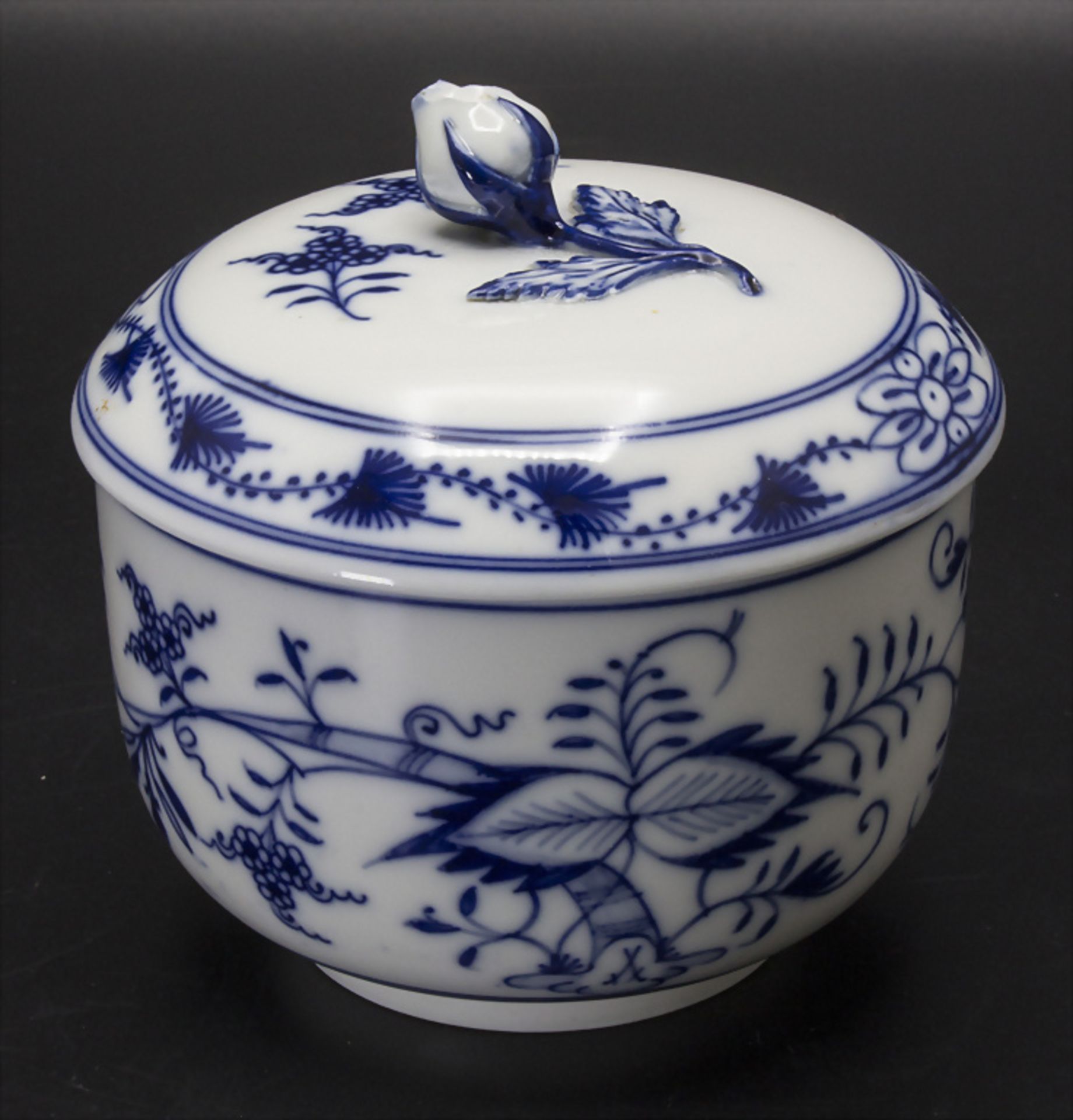 Zwiebelmuster Zuckerdose mit Deckel / An onion pattern lidded sugar bowl, Meissen, 19. Jh.