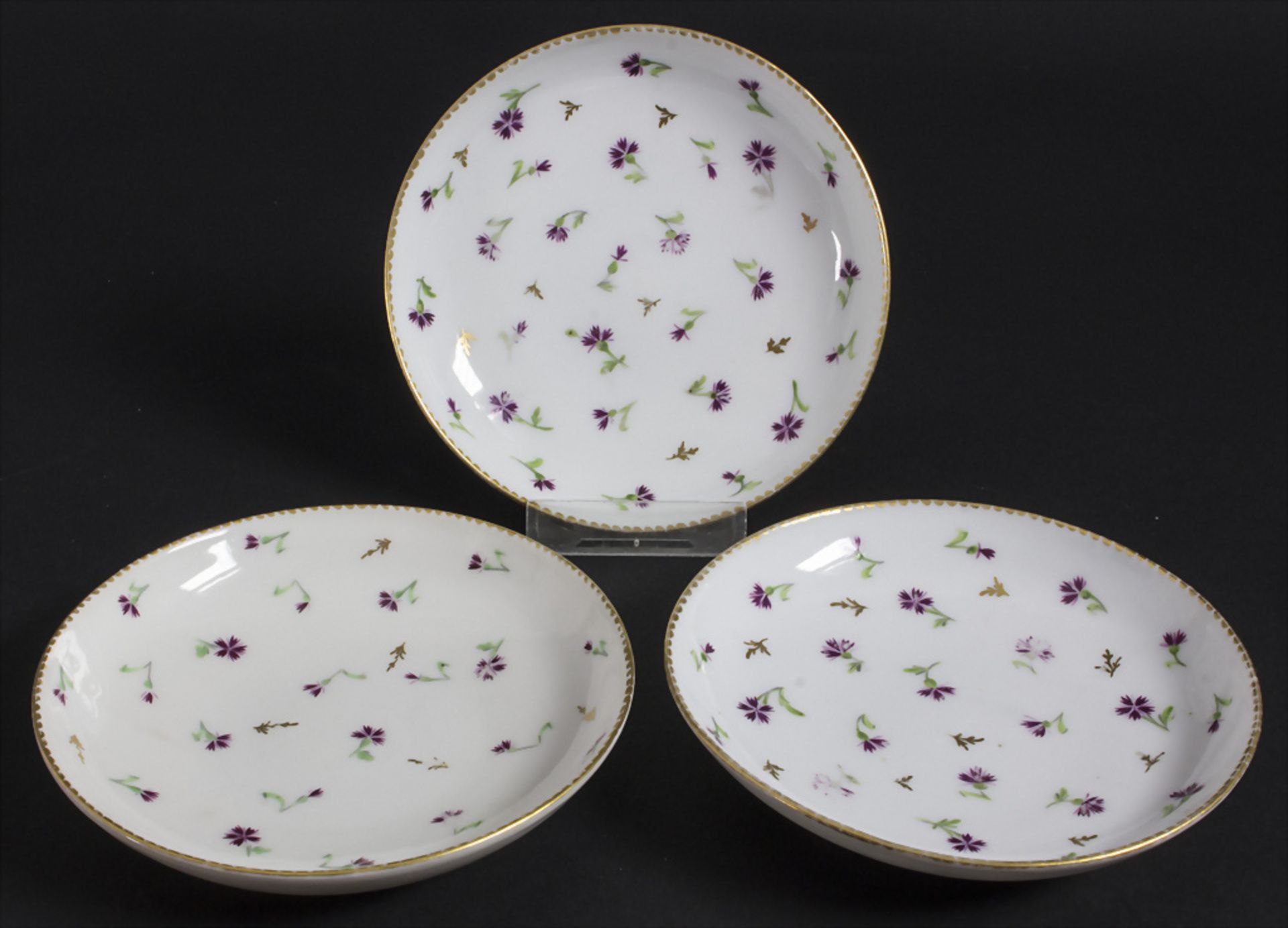 3 Unterschalen mit Kornblumen / 2 small dishes with cornflowers, Nyon, Schweiz, um 1800