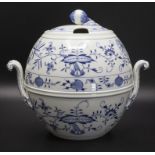 Bowle mit Zwiebelmuster / A punch tureen with Onion pattern, Meissen, 2. Hälfte 20. Jh.