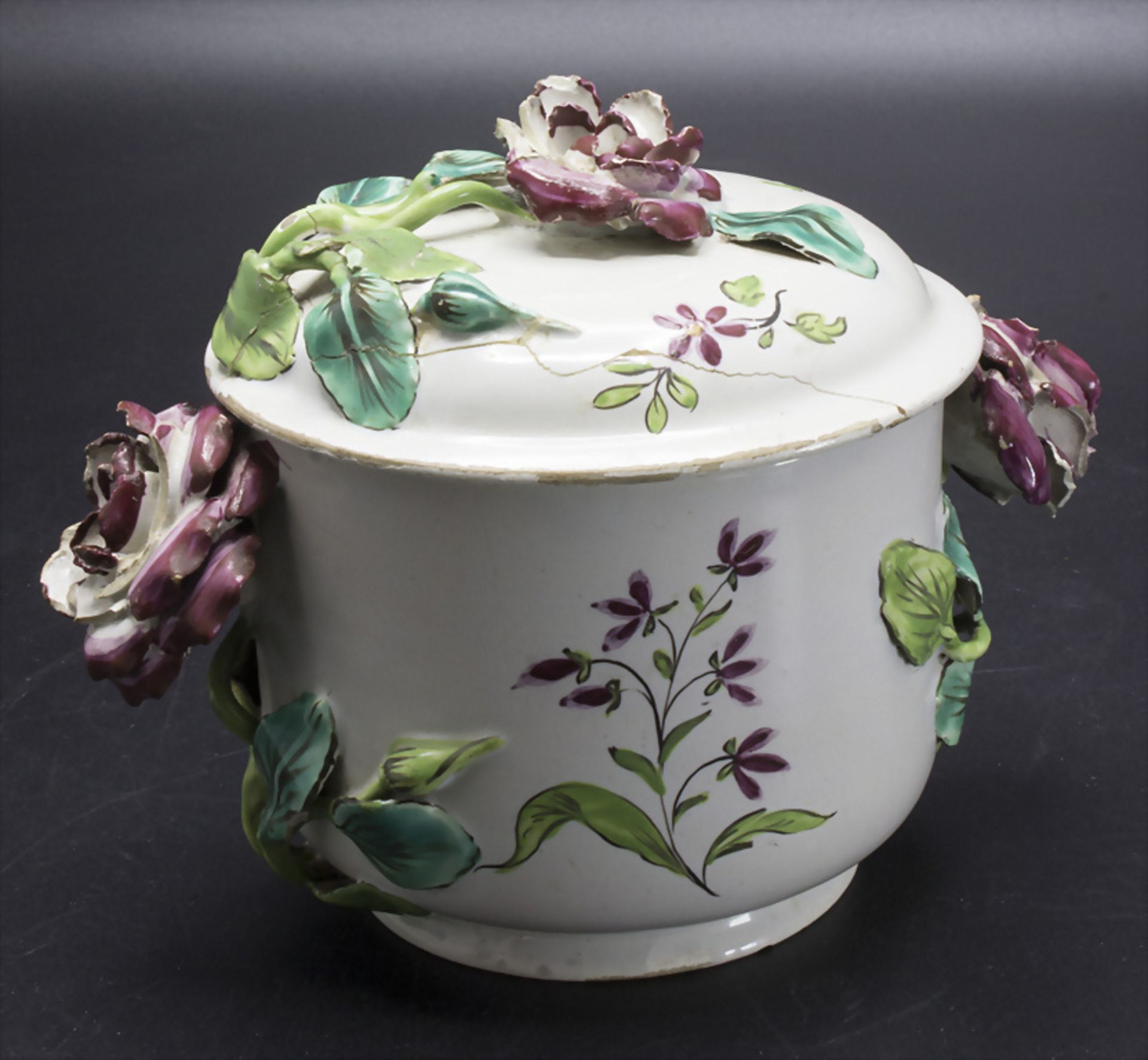 Deckeldose mit Blütenbesatz / A lidded ceramic box with encrusted roses, Frankreich, 1. Hälfte ...