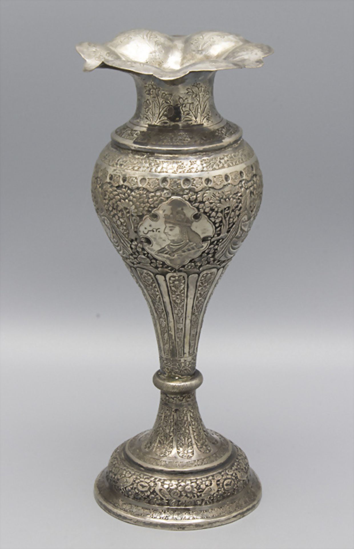 Vase / A silver vase, Persien, um 1940