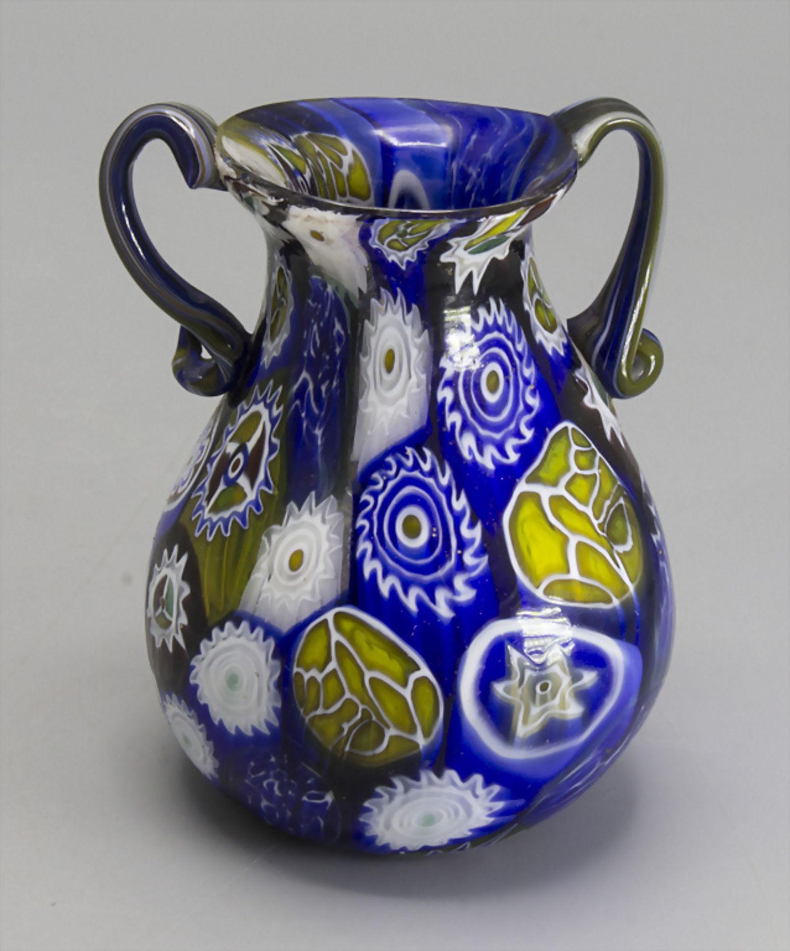 Henkelväschen 'Murrine' / A handled glass vase, Murano, wohl Fratelli Toso, um 1920