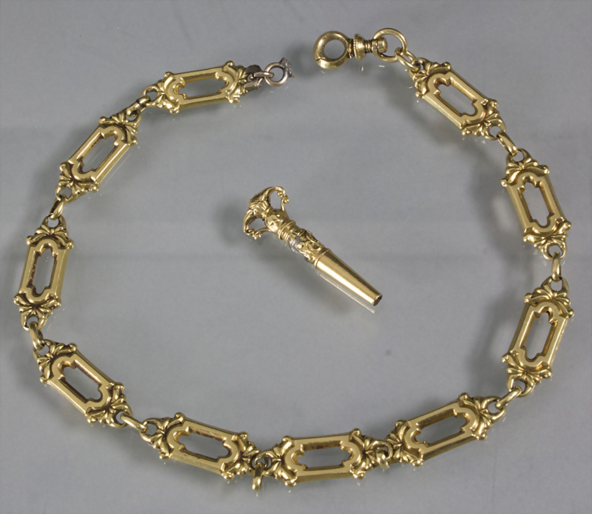 Taschenuhrkette mit Uhrenschlüssel / An 18ct gold pocket watch chain with key, 19. Jh.