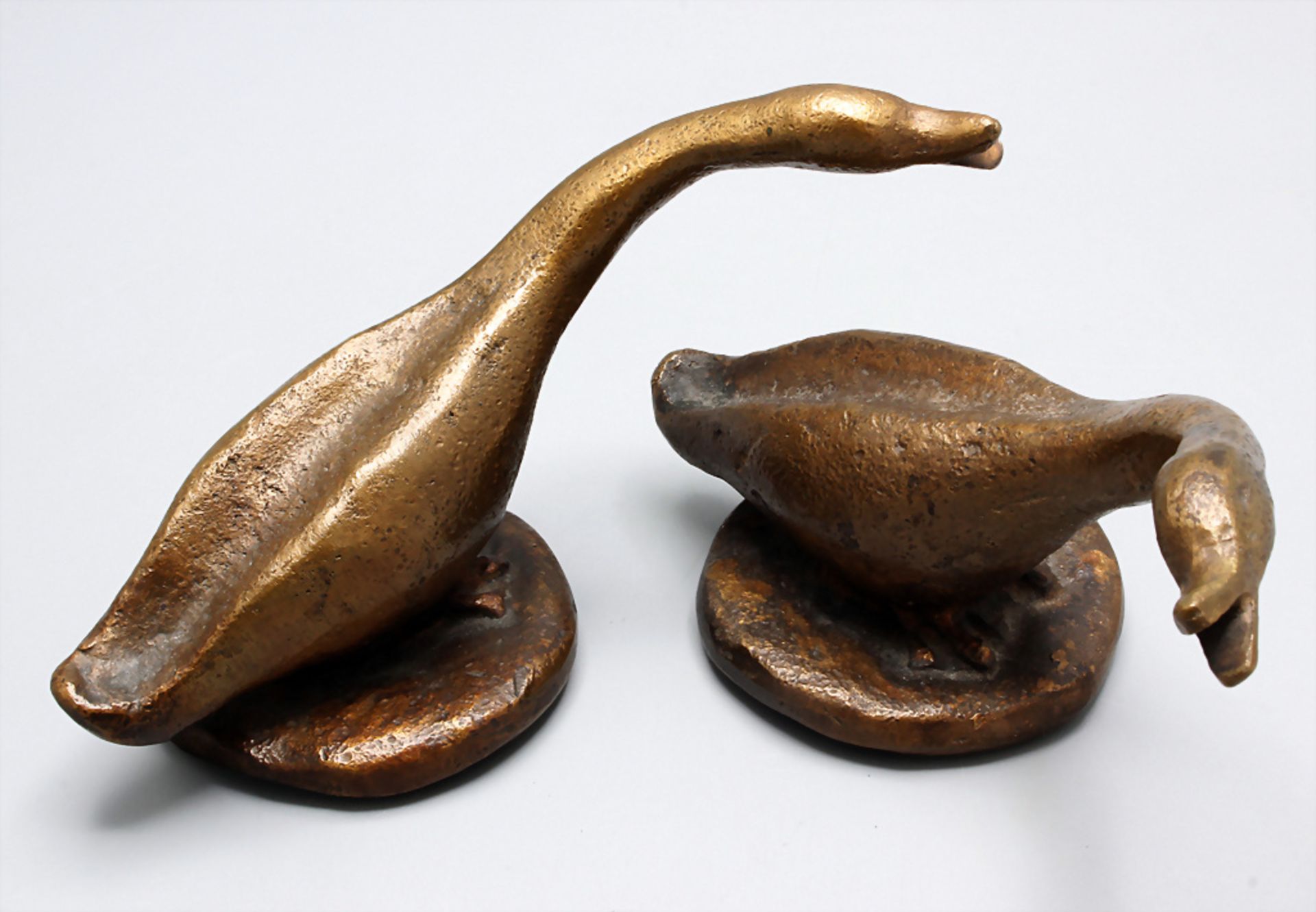 Monogrammist A.W., Bronzeplastik 'Zwei Gänse' / A bronze 'Two geese', 20. Jh.