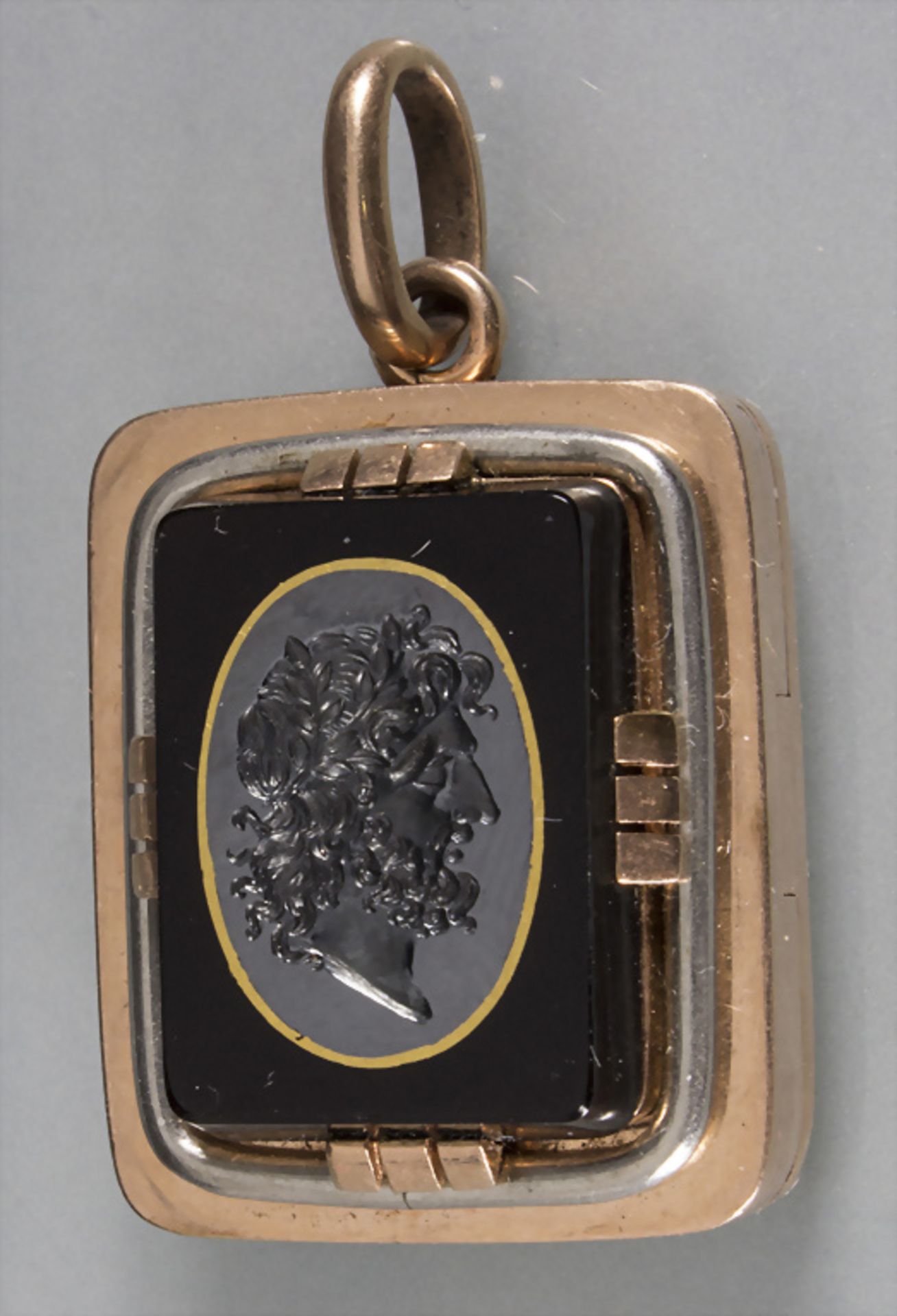 Anhänger mit Gemme / A 14ct gold pendant with an onyx cameo, 19. Jh.