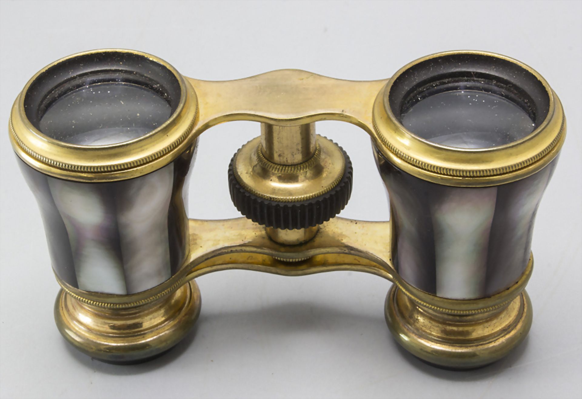 Opernglas mit Perlmuttbesatz / An opera glass with mother-of-pearl patterns, um 1900