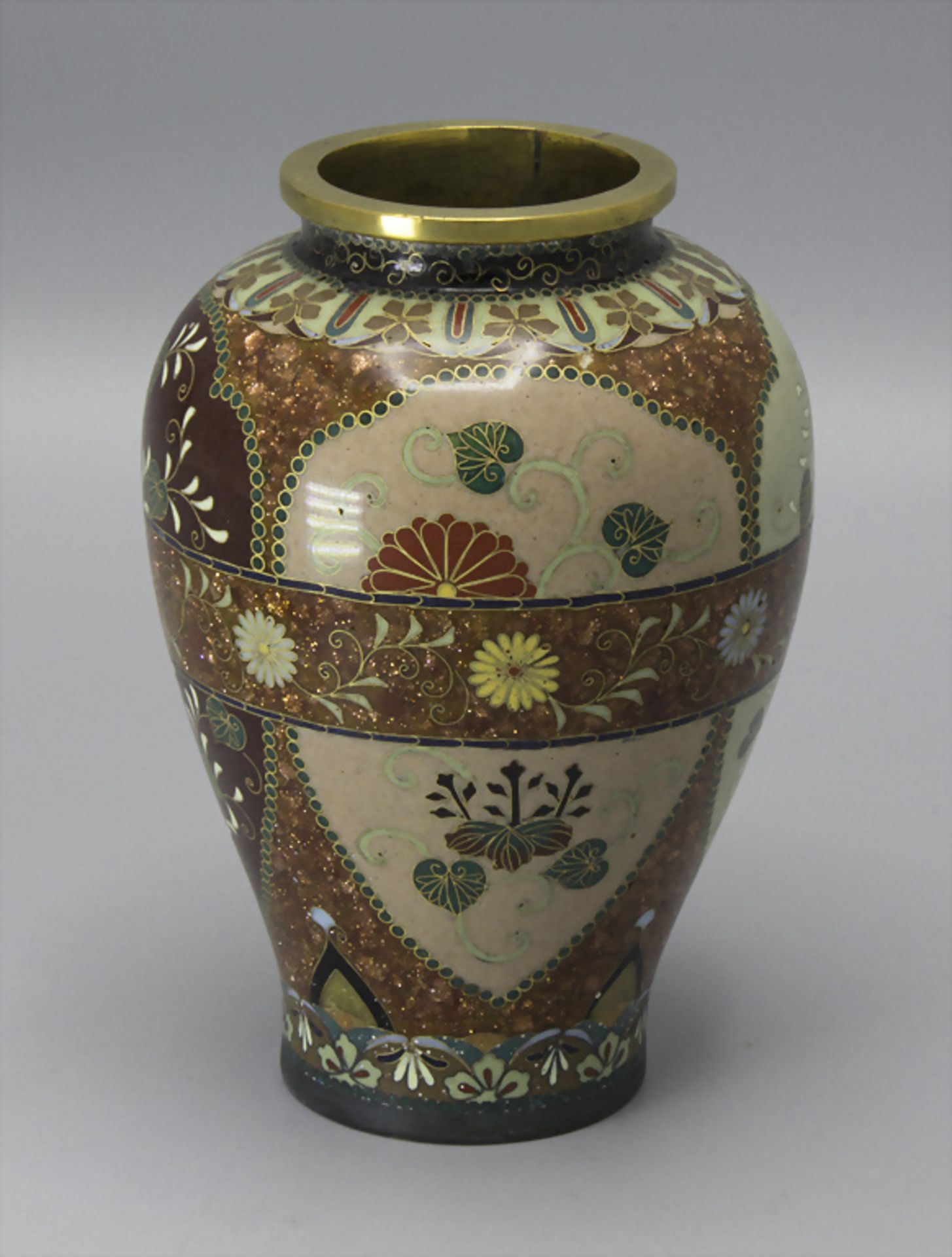 Cloisonné-Silberstegziervase / A Cloisonné decorative silver vase with bars, Japan, ...