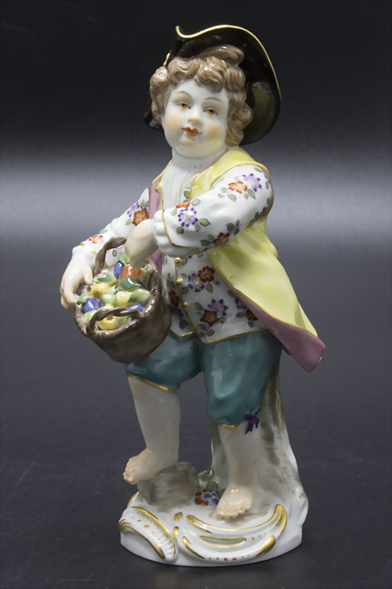 Gärtnerkind 'Knabe mit Obstkorb' / A gardener child 'boy with fruit basket', Meissen, 20. Jh