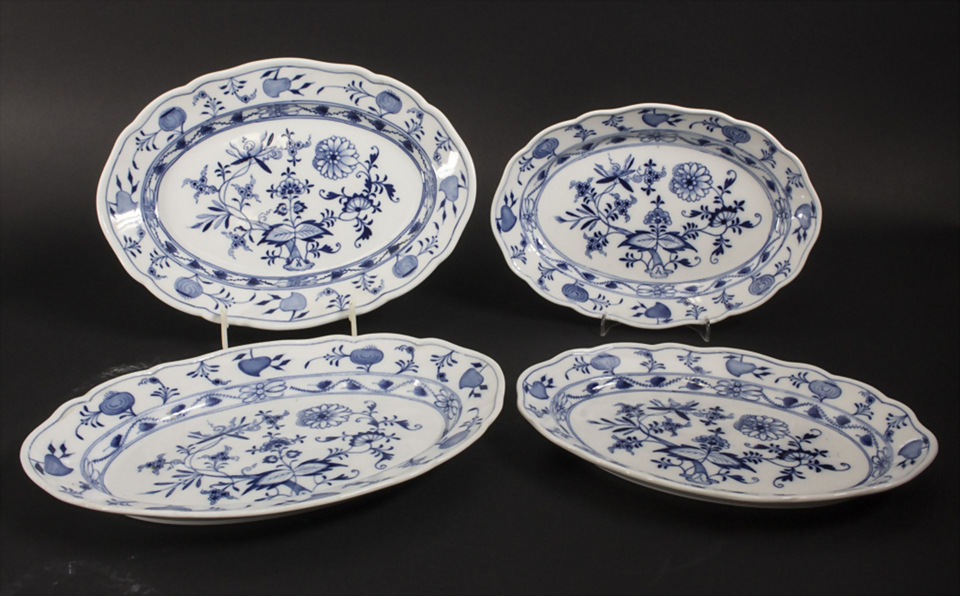 Vier ovale Zwiebelmuster Servierplatten / Four oval onion pattern serving plates, Meissen, 19. Jh.