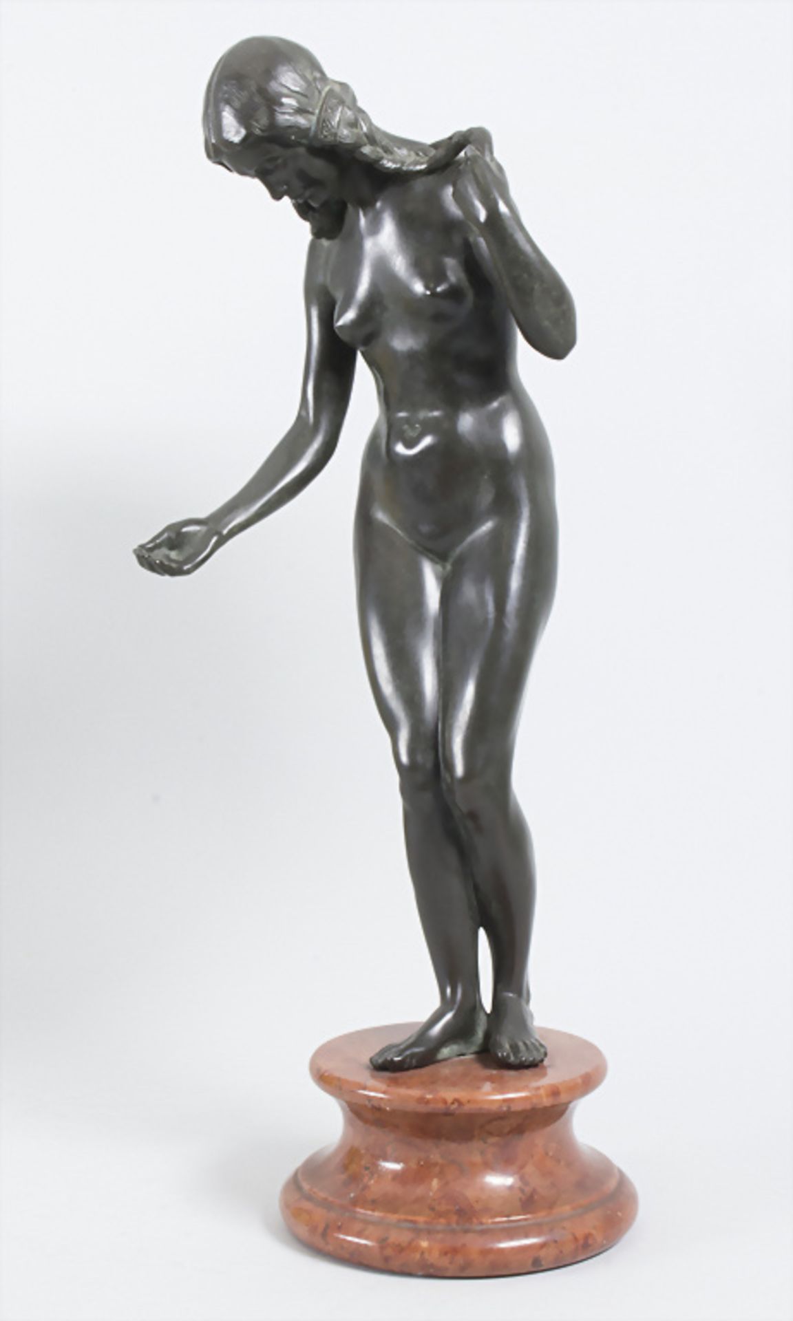 Bronzeplastik 'Weiblicher Akt mit Flechtzöpfen' / A bronze sculpture 'female nude with ...
