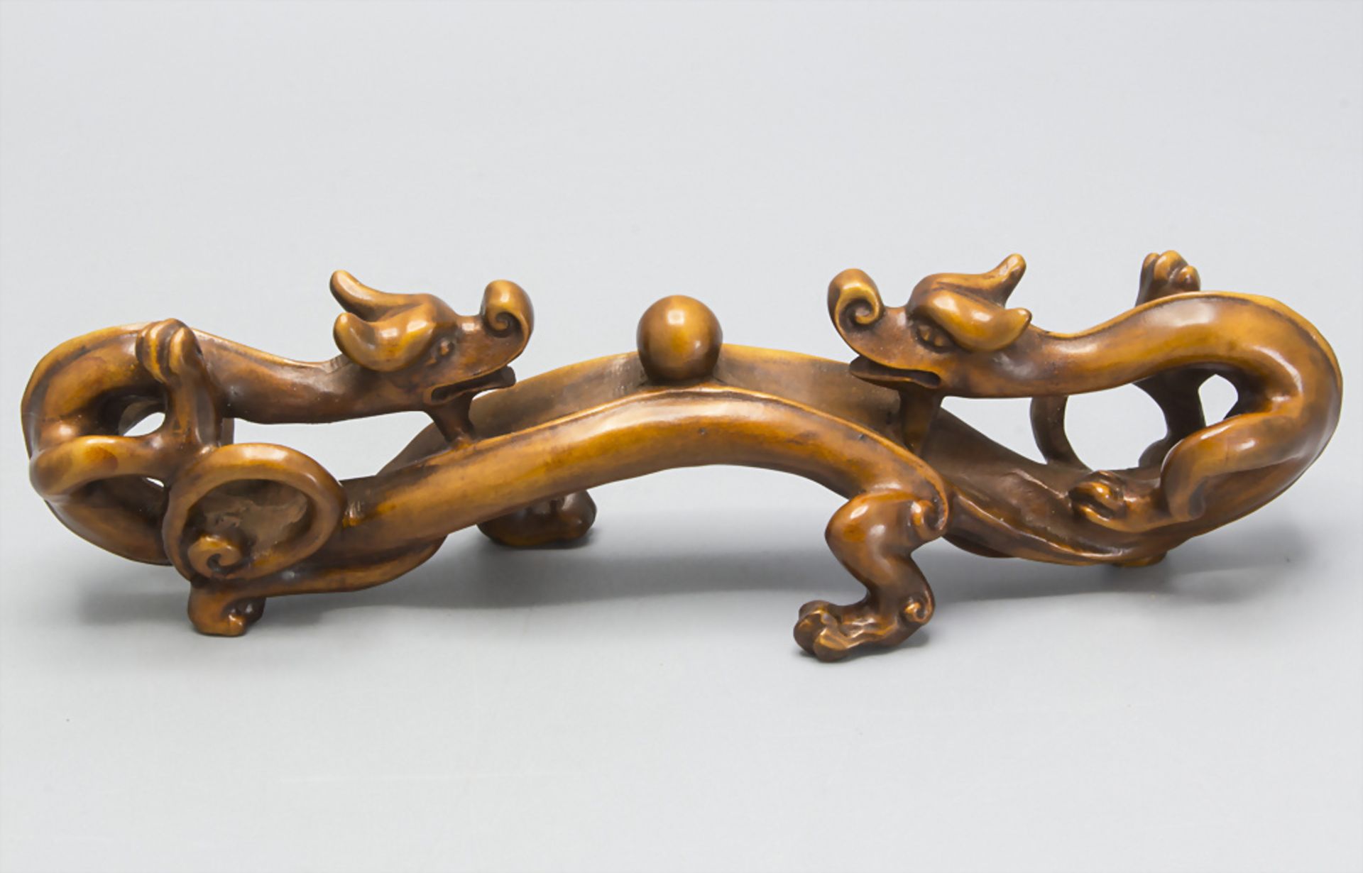 Pinselhalter in Form von zwei Drachen / A brush holder in the shape of two dragons