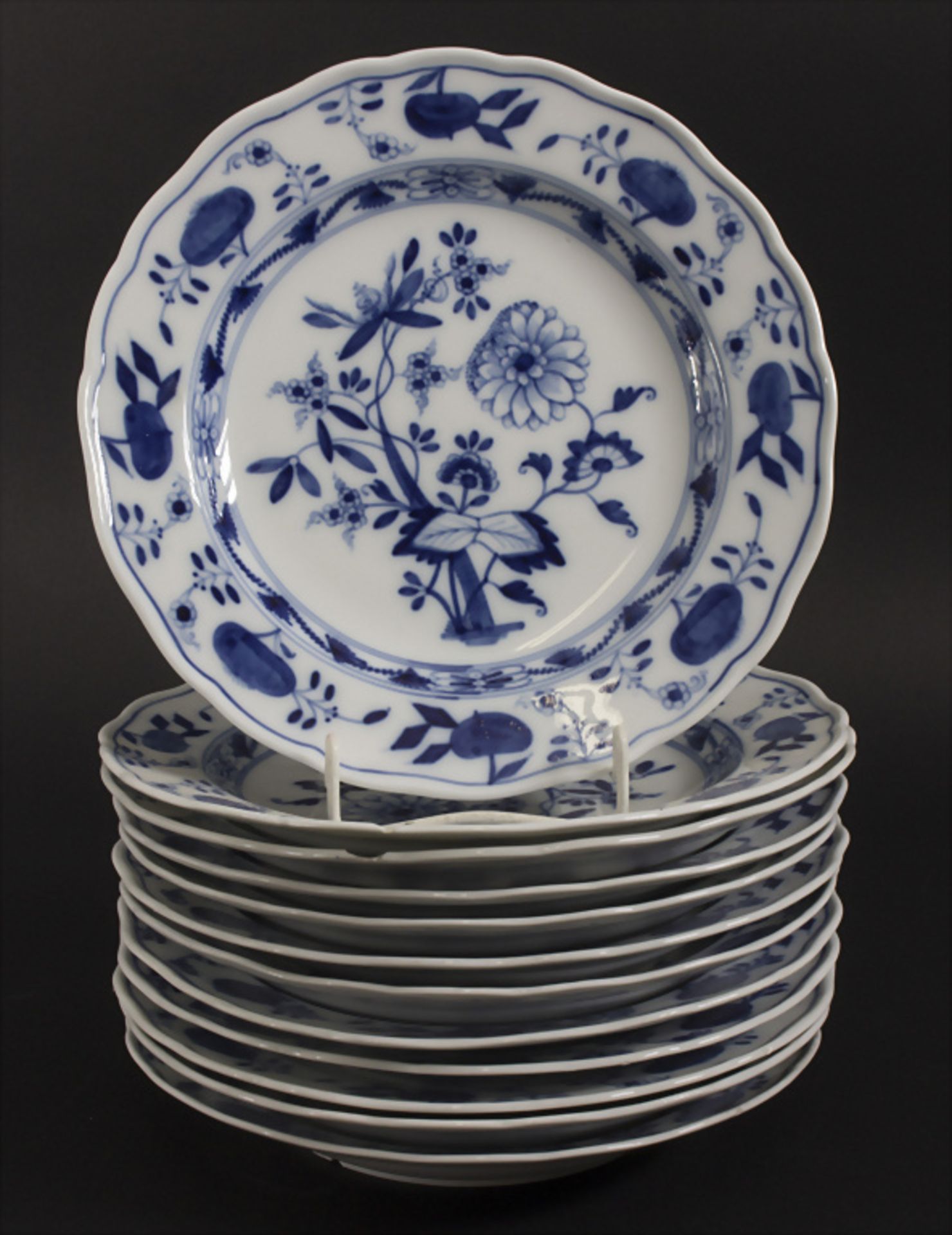 Restservice 12 Zwiebelmuster Speiseteller / 12 onion pattern dinner plates, Meissen, 19. Jh.