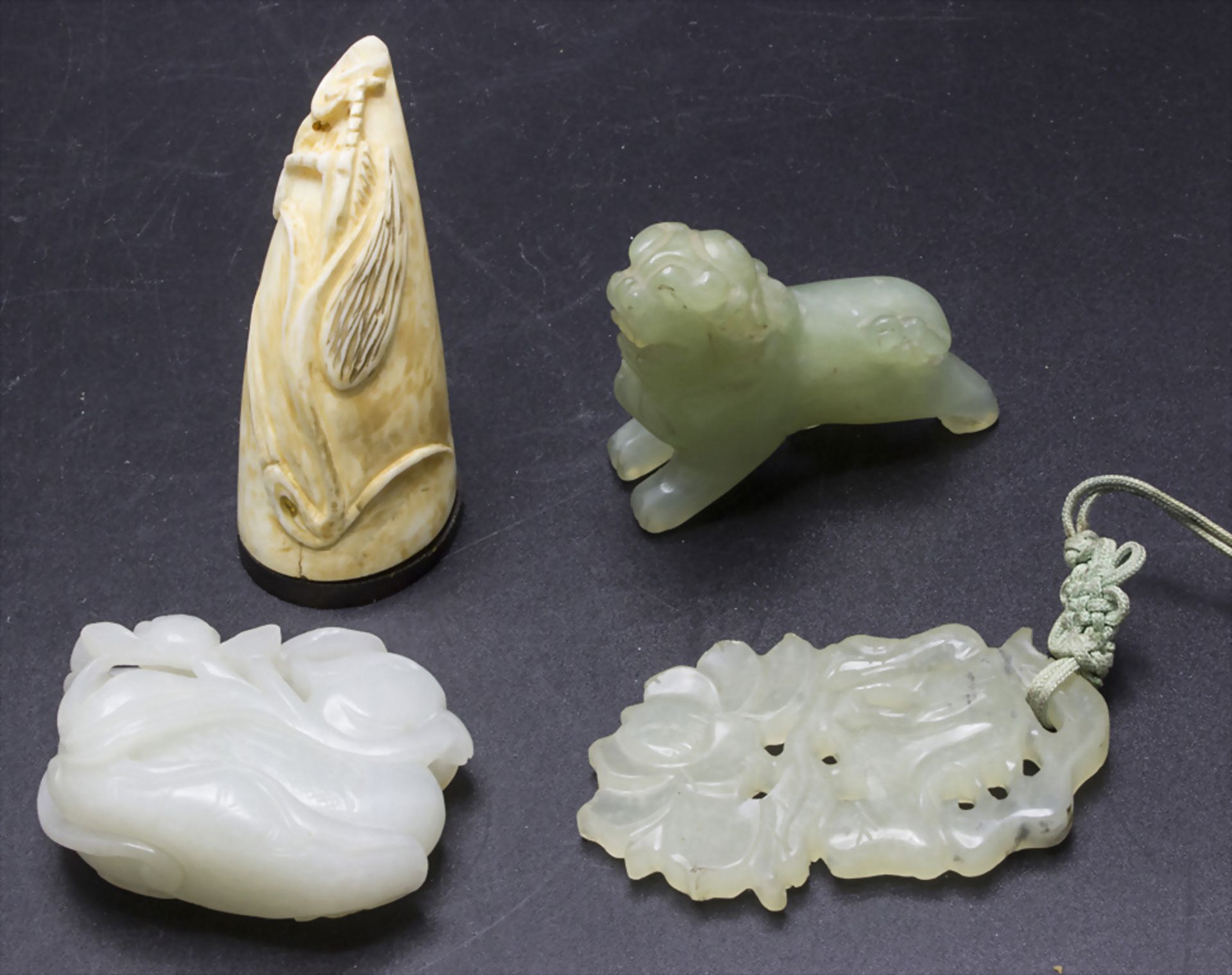 Vierteiliges Konvolut aus Jade und Elfenbein / A set of four pieces of jade and ivory, um 1900
