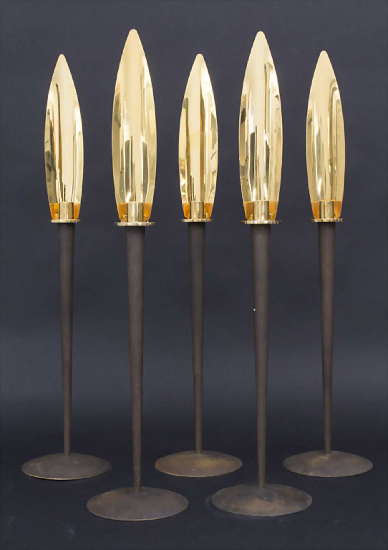 Satz 5 Designer-Leuchter / A set of 5 bronze candlesticks