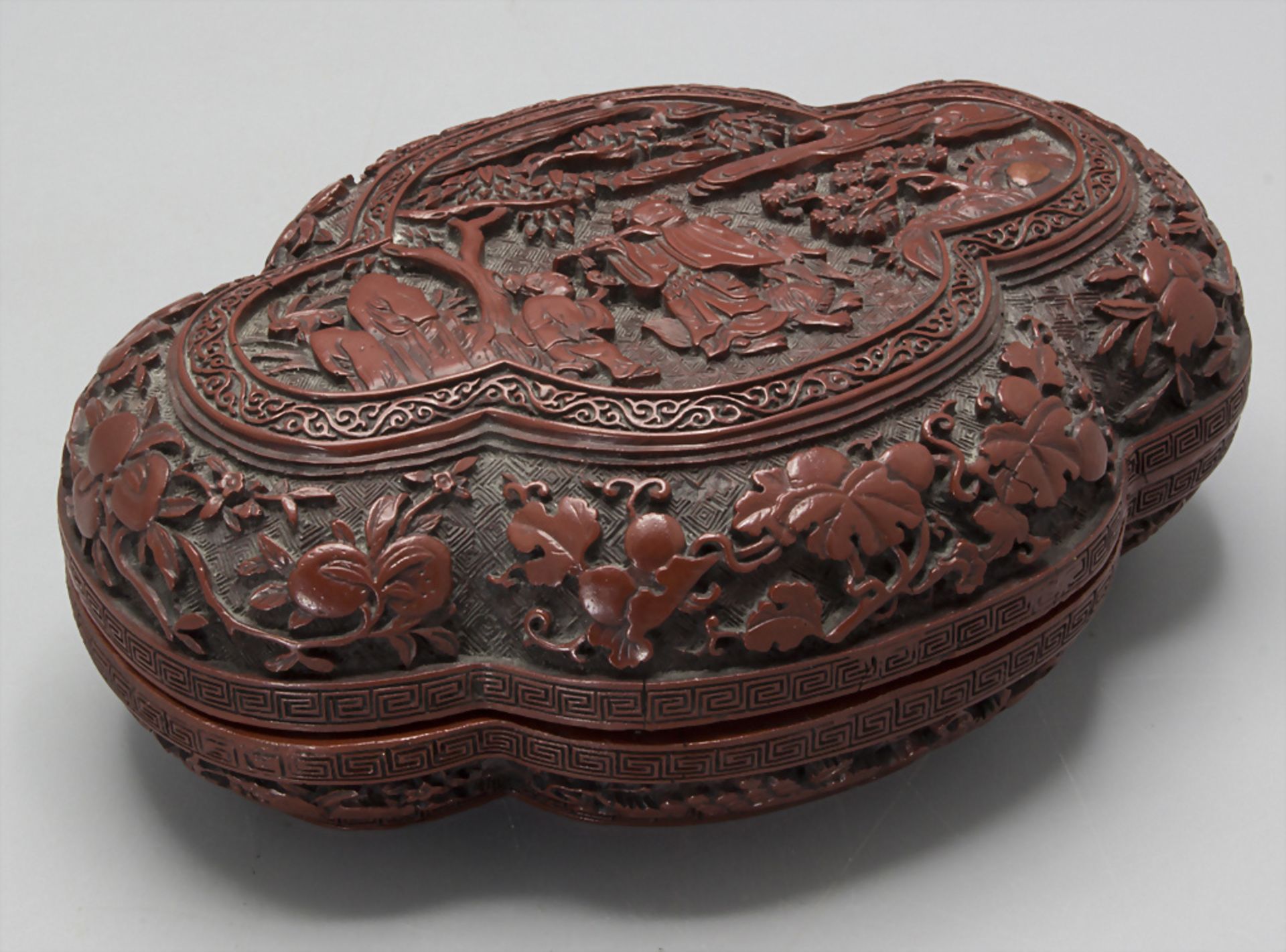 Vierpassige Lackdeckeldose mit Musikanten / Four-piece lacquer lidded box with musicians, China