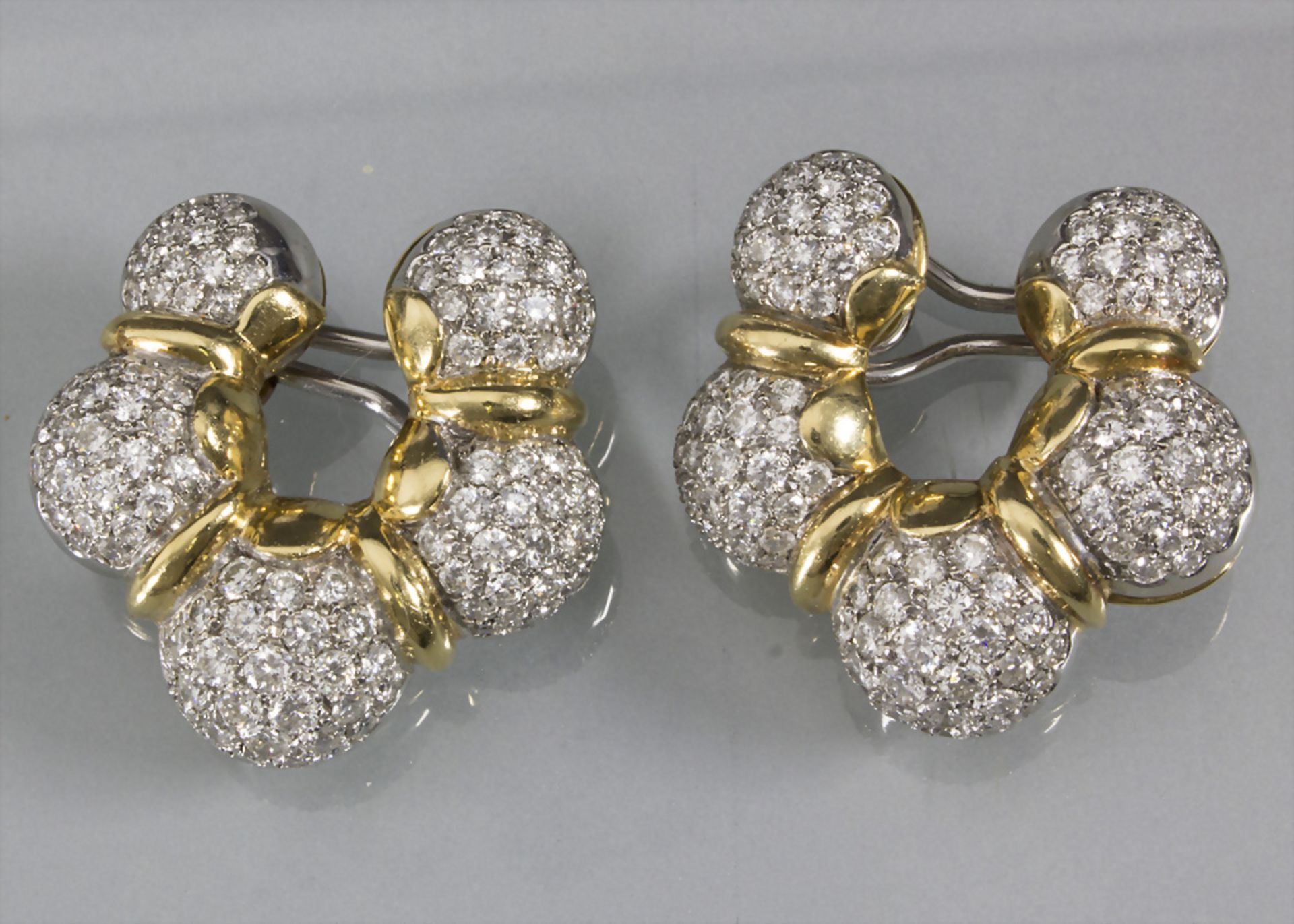 Paar Ohrclips / A pair of 18ct gold ear clips with diamonds, Italien, um 1970