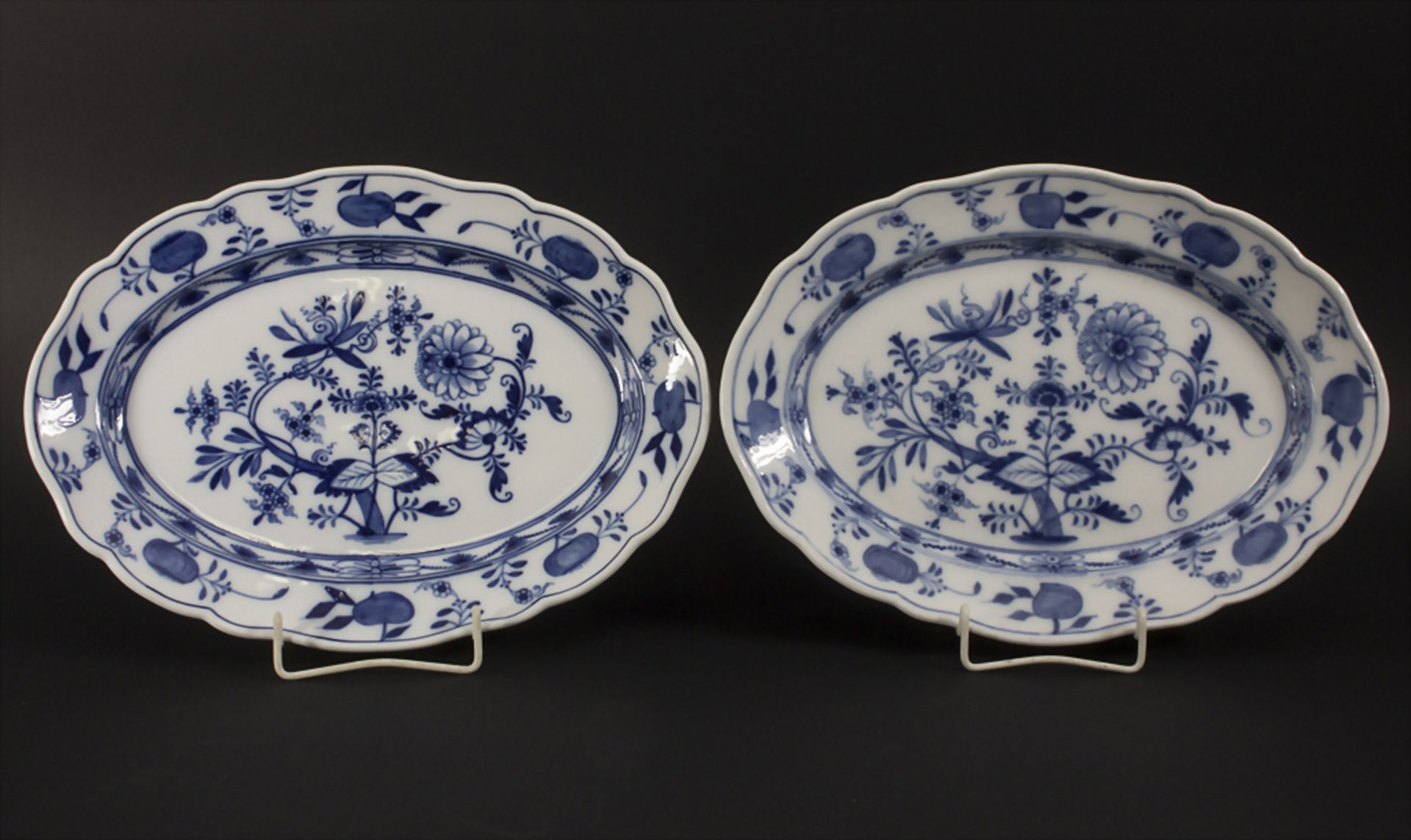 Zwei Zwiebelmuster Servierplatten / Two onion pattern serving plates, Meissen, 19. Jh.