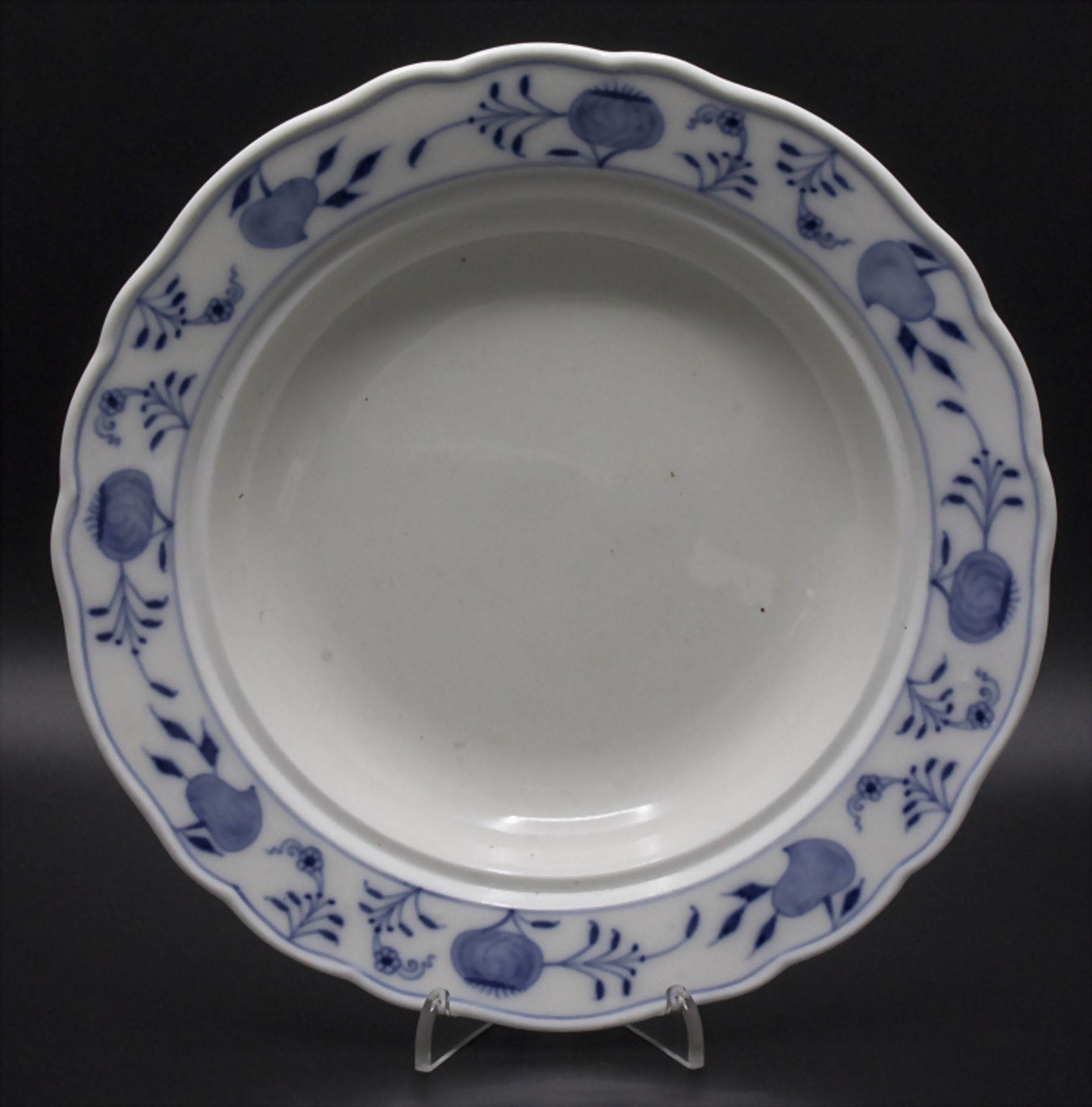 Schale / Teller Zwiebelmuster / A plate / bowl with Onion Pattern, Meissen, 2. Hälfte 19. Jh.