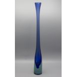 Sommerso-Langhalsvase / A Sommerso glass vase, Entwurf Flavio Poli, Seguso vetri d'arte, ...