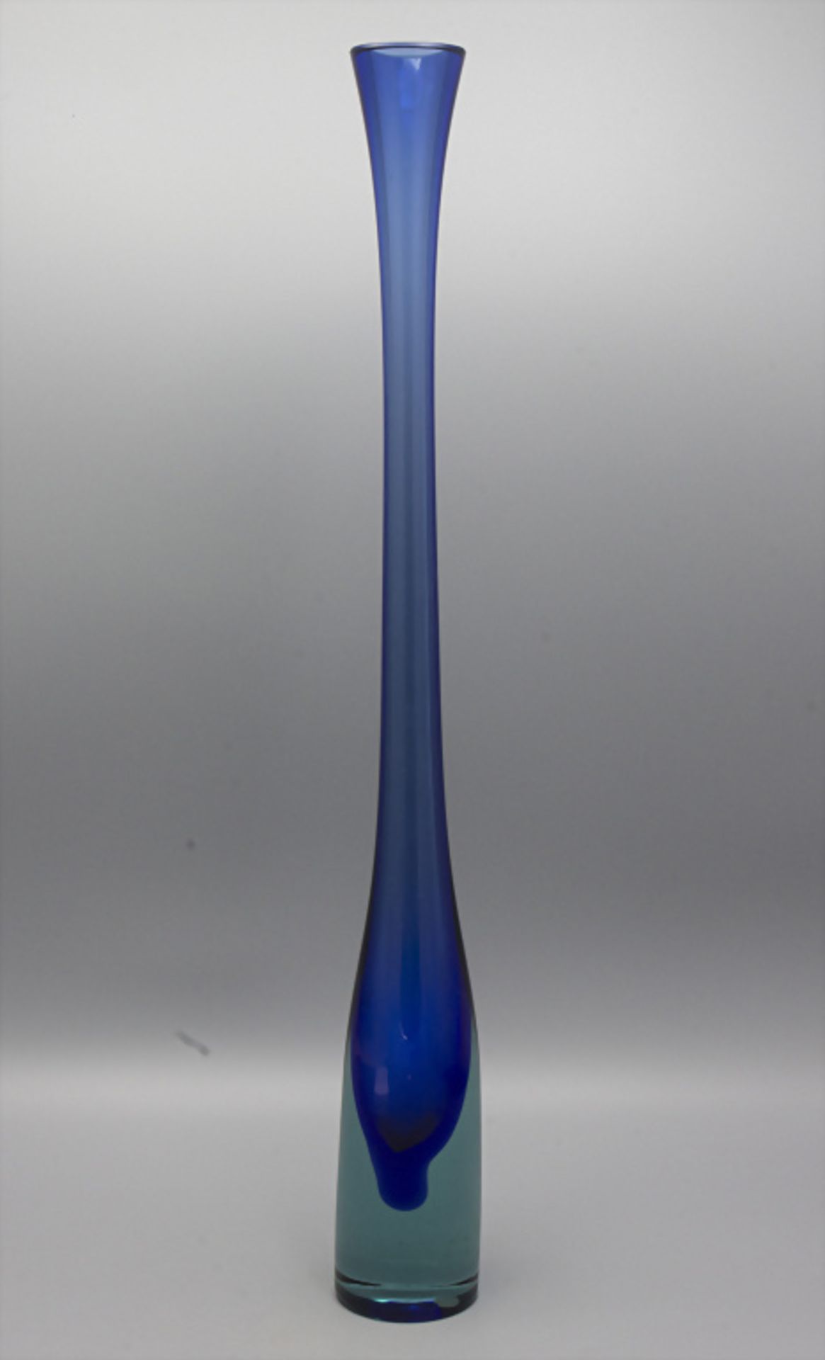 Sommerso-Langhalsvase / A Sommerso glass vase, Entwurf Flavio Poli, Seguso vetri d'arte, ...