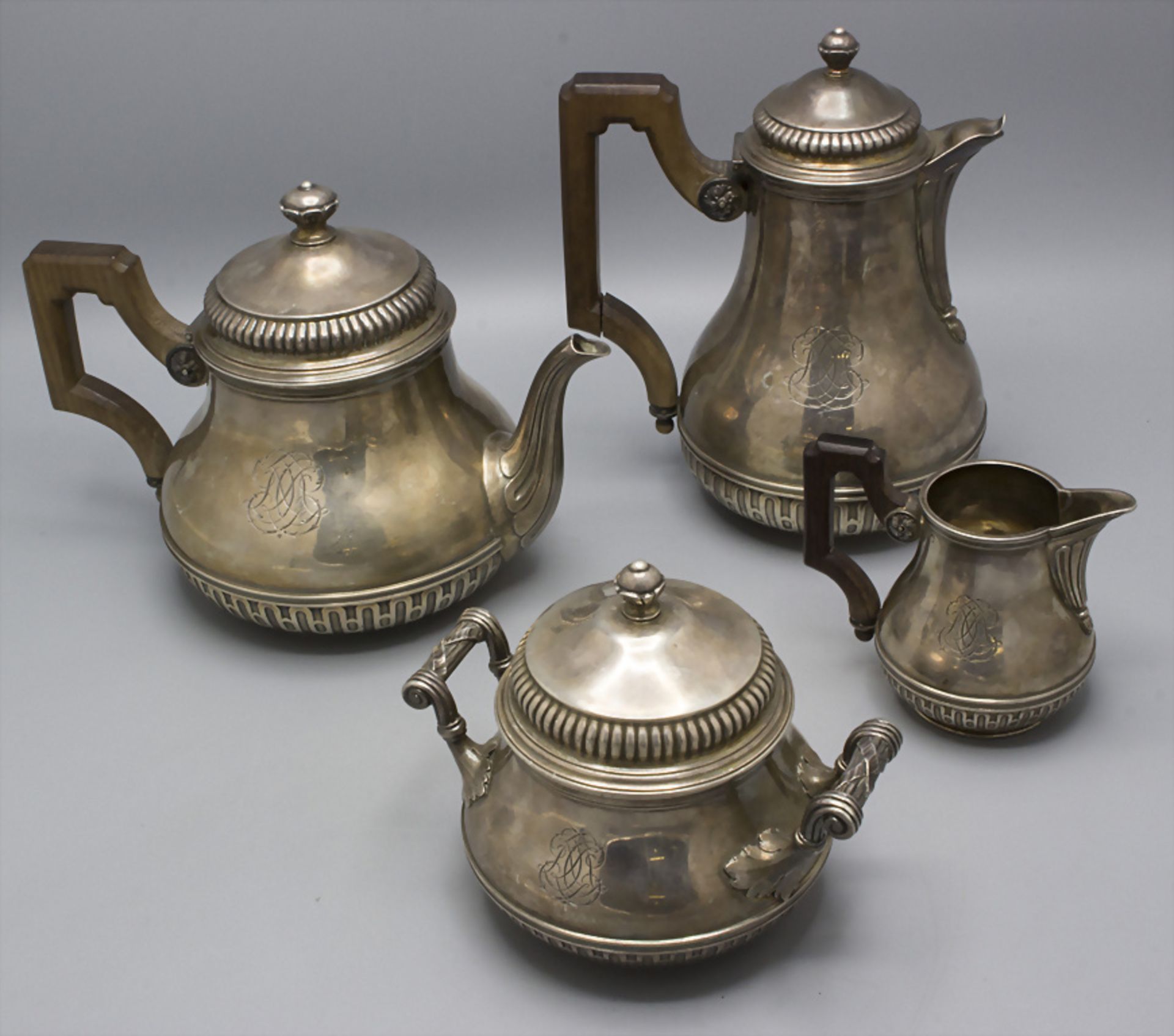 Tee- und Kaffeekern / Service à thé et café en argent massif / A silver tea and coffee set, A. ...