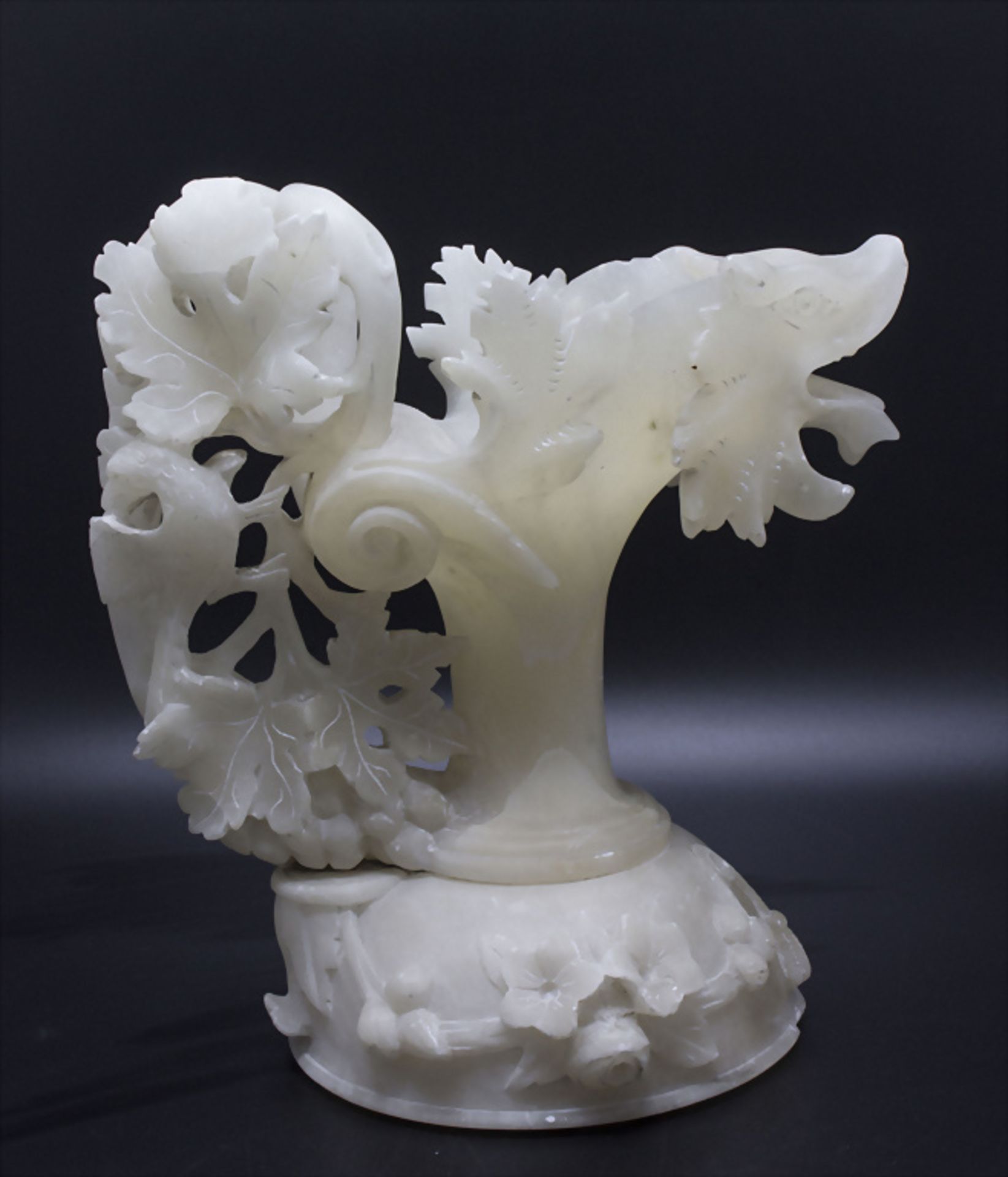 Jugendstil Alabastervase 'Drache' / An Art Nouveau alabaster vase 'dragon', Italien, um 1900