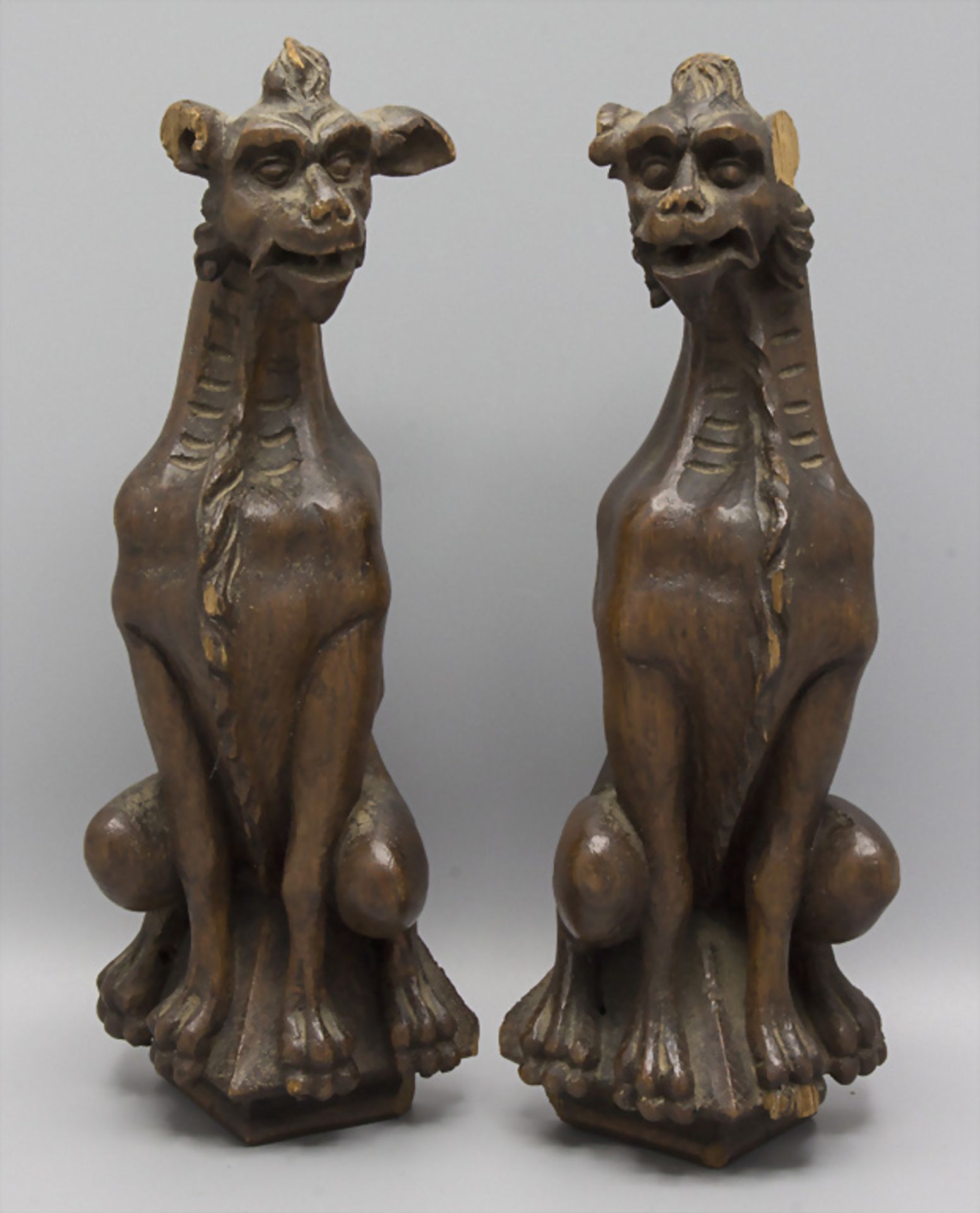 Paar phantastische Tierwesen / Appliken / A pair of wooden Gargoyles, Frankreich, 19. Jh.