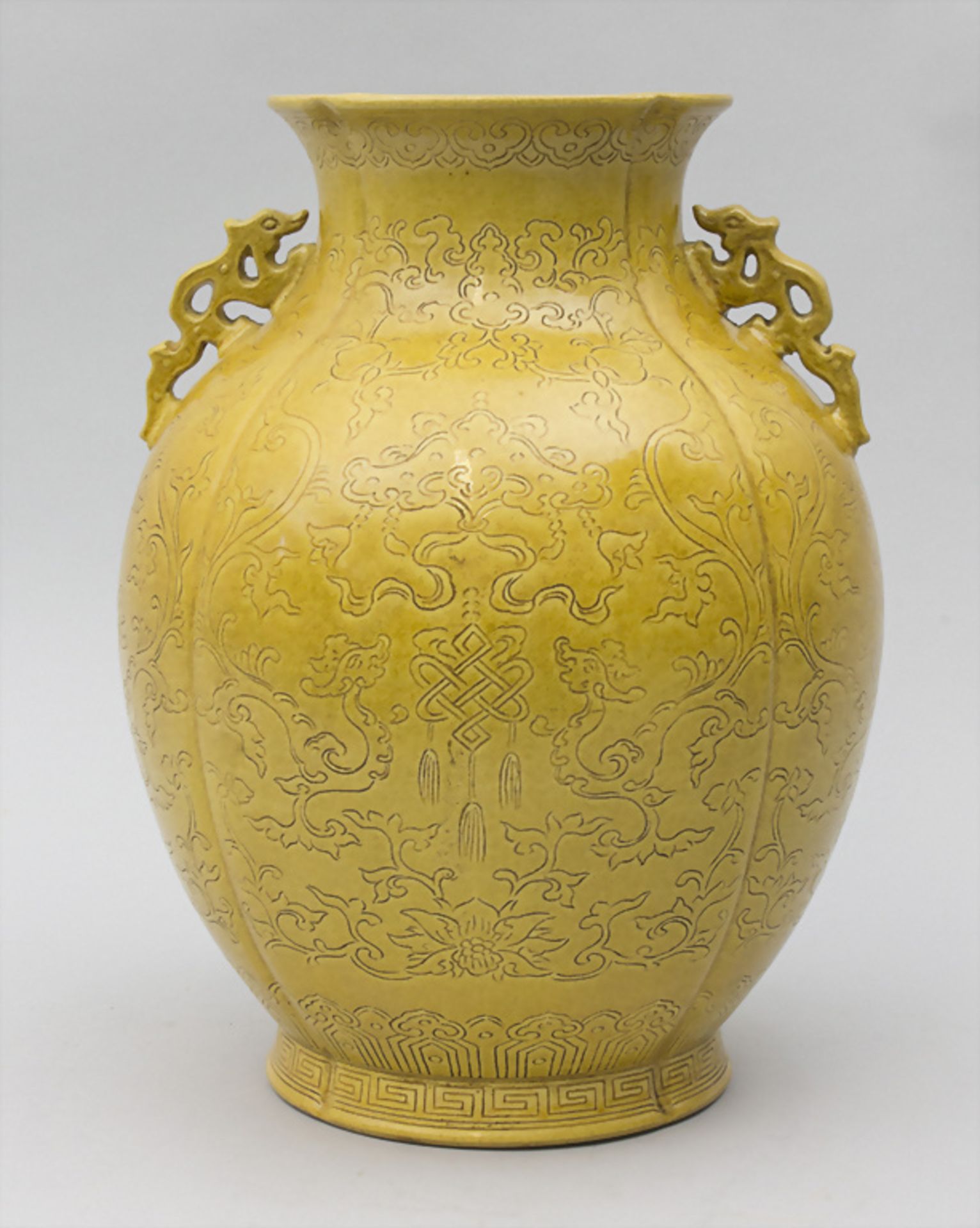 Kaisergelbe, große Porzellanvase / An imperial yellow porcelain vase, China, Daqing Qian Long ...
