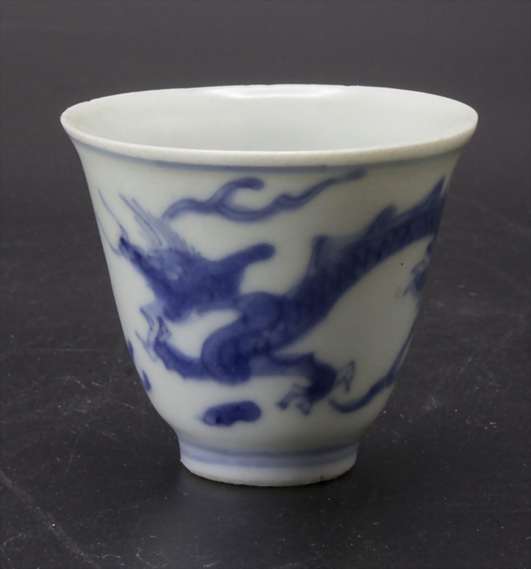 Koppchen mit Drachenmotiv / A tea bowl with dragon motif, China, Ming-Dynastie, 17. Jh.