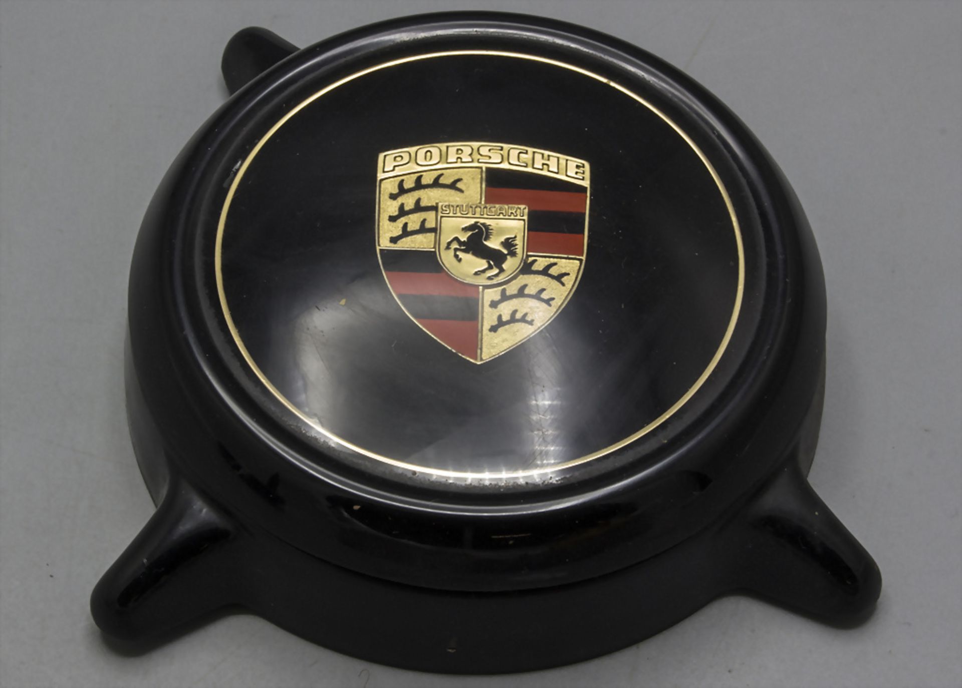 Eine Porsche Lenkrad-Emblem / A Porsche steering wheel emblem, Stuttgart, 20. Jh.