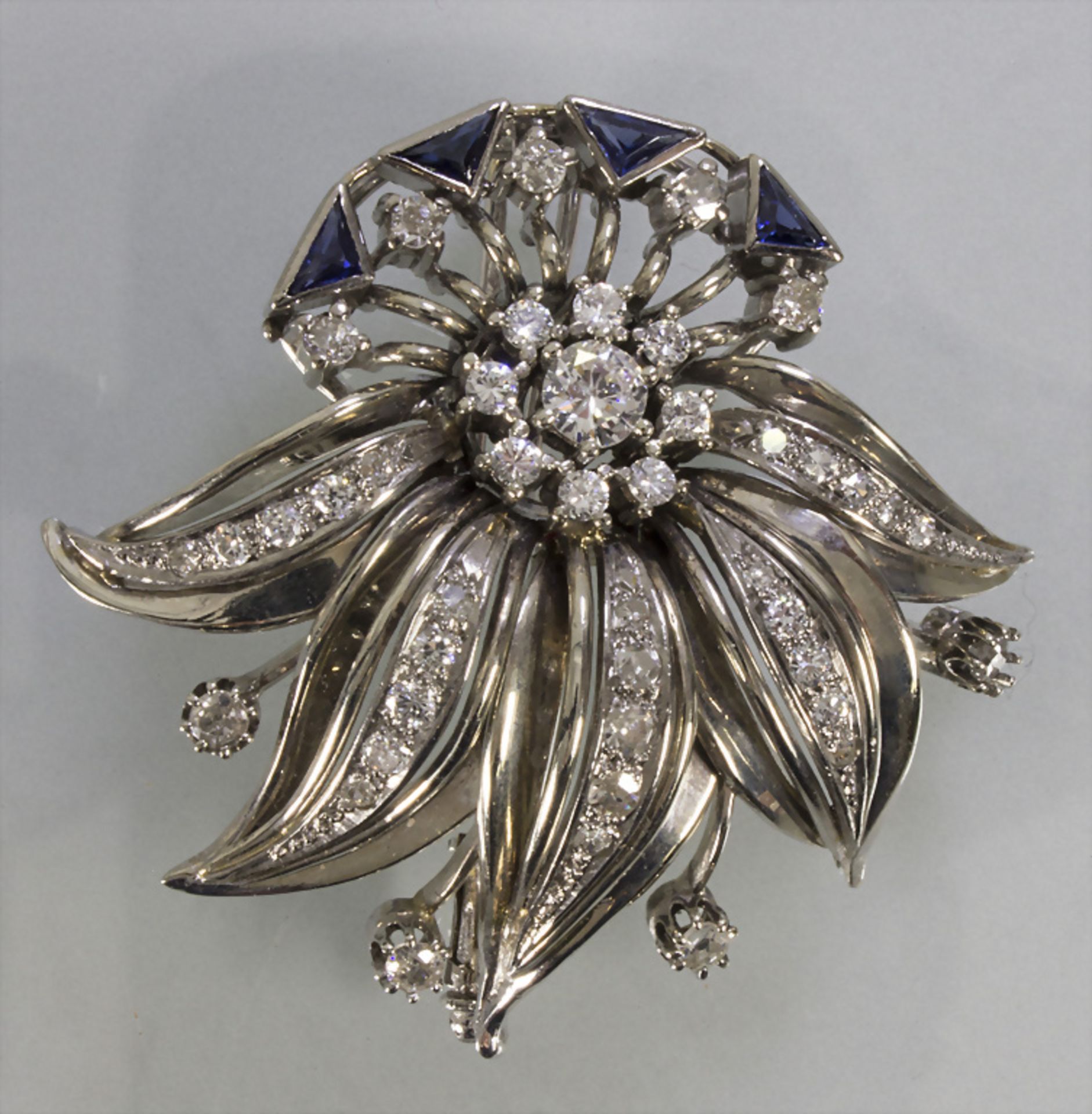 Brosche in Weißgold mit Diamanten und blauen Farbsteinen / A 14 ct white gold brooch with diamonds