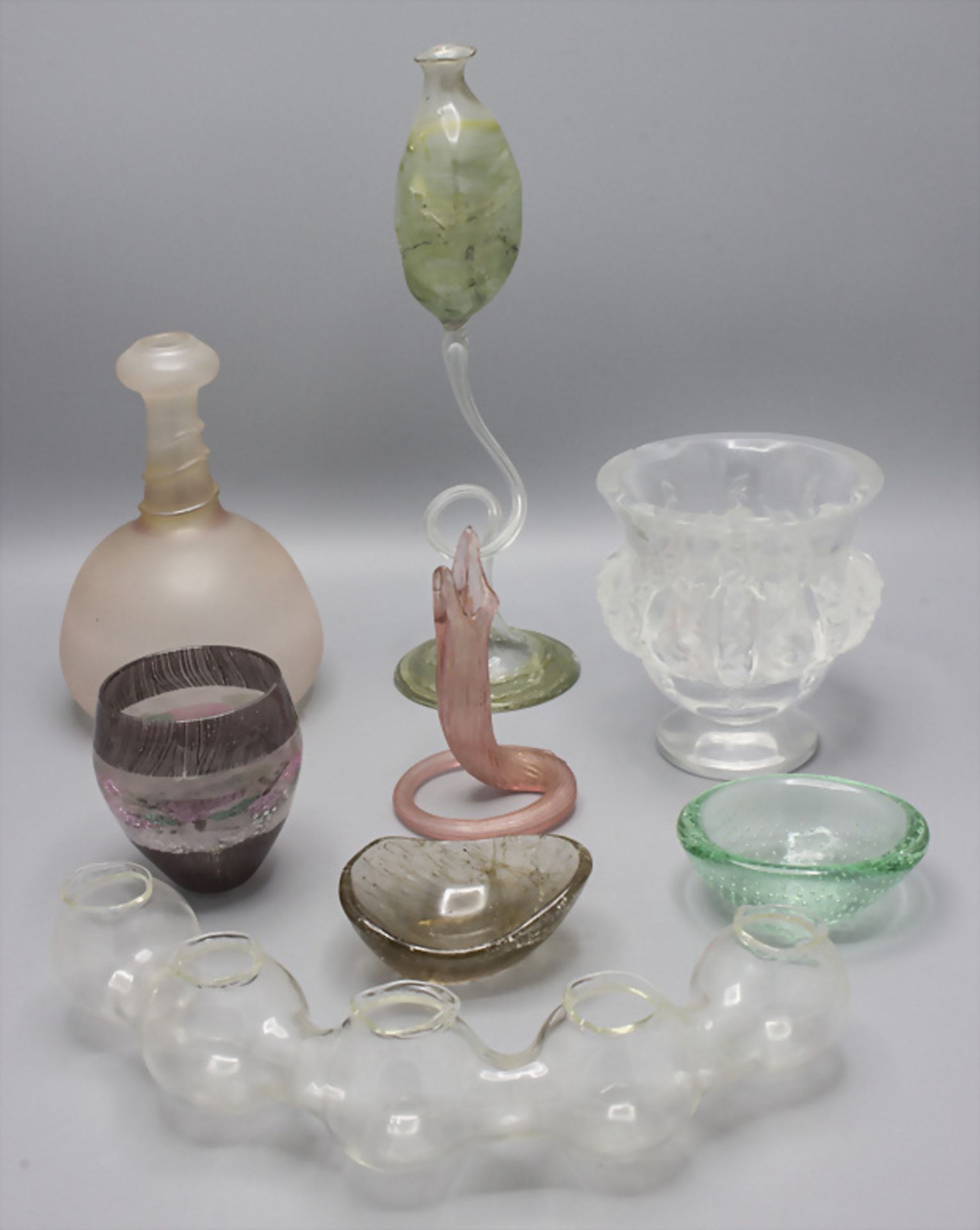 Konvolut aus 8 Teilen Glaskunst / A set of 8 art glass pieces, 20. Jh.