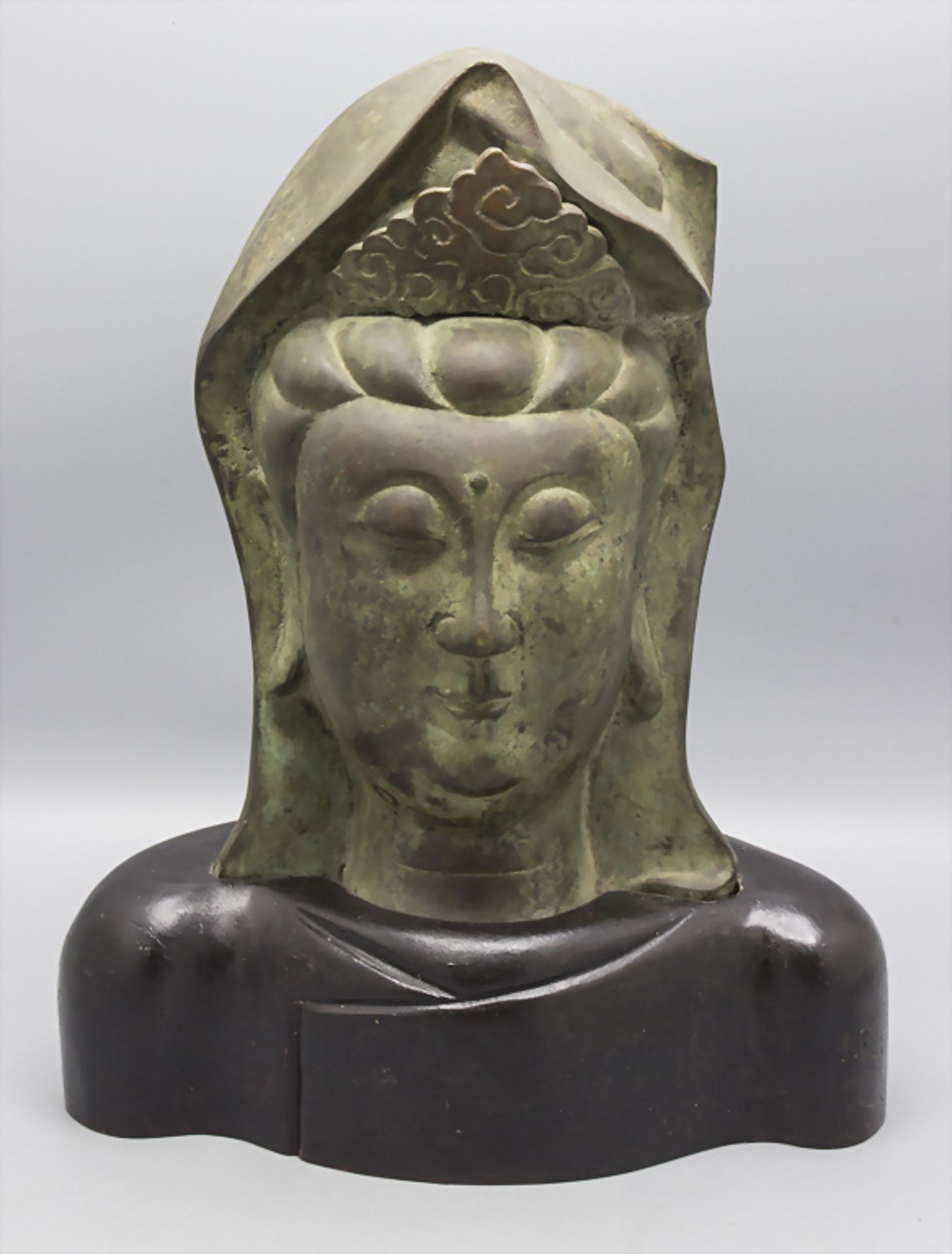 Bronzekopf der Göttin Guanyin / A bronze cast head of goddess Guanyin, China, 18./19. Jh.