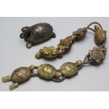 Kette mit Schildkrötensteinen und Schildkrötenfigur / A necklace with with turtles and turtle ...