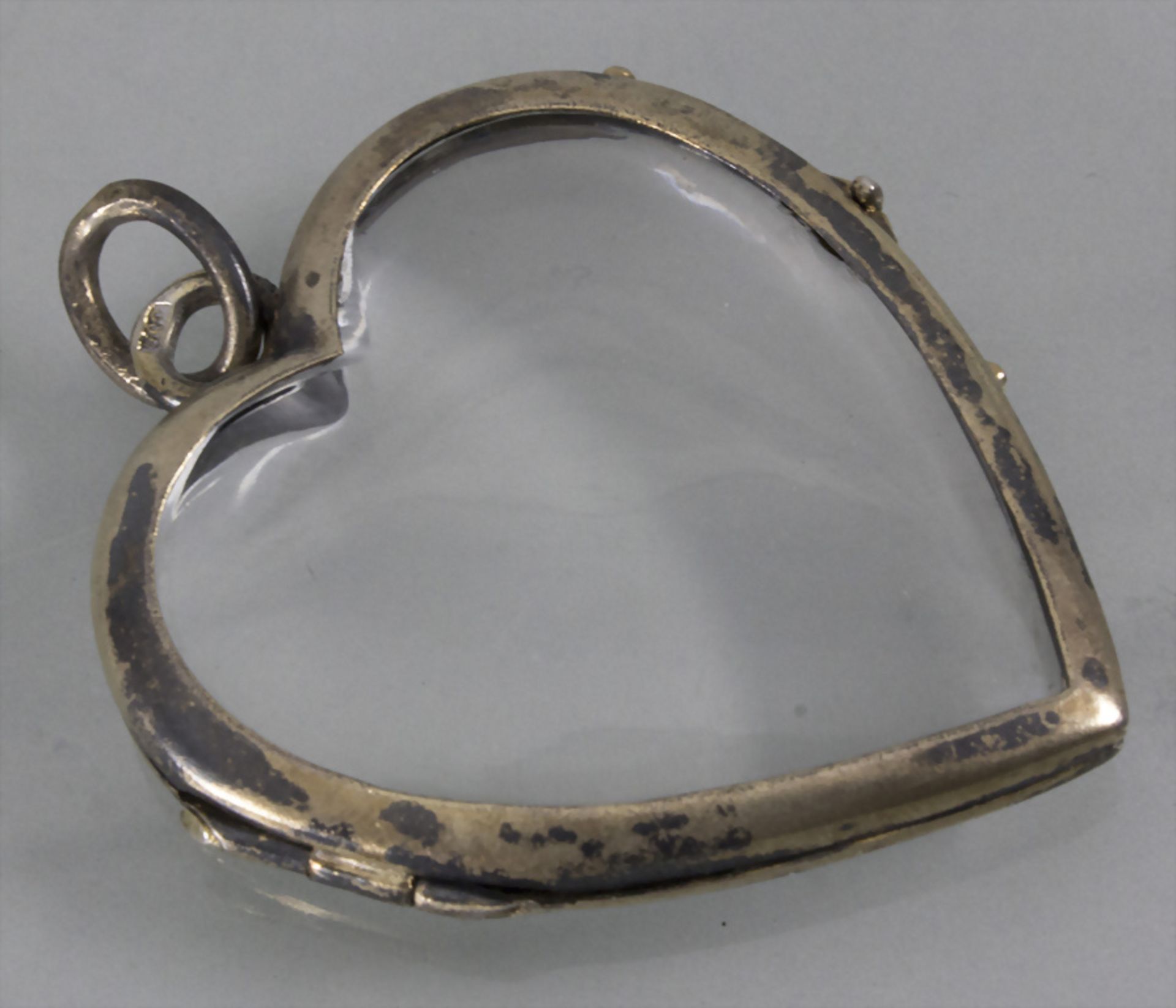 Medaillon in Herzform / A heart shaped silver medallion, um 1900