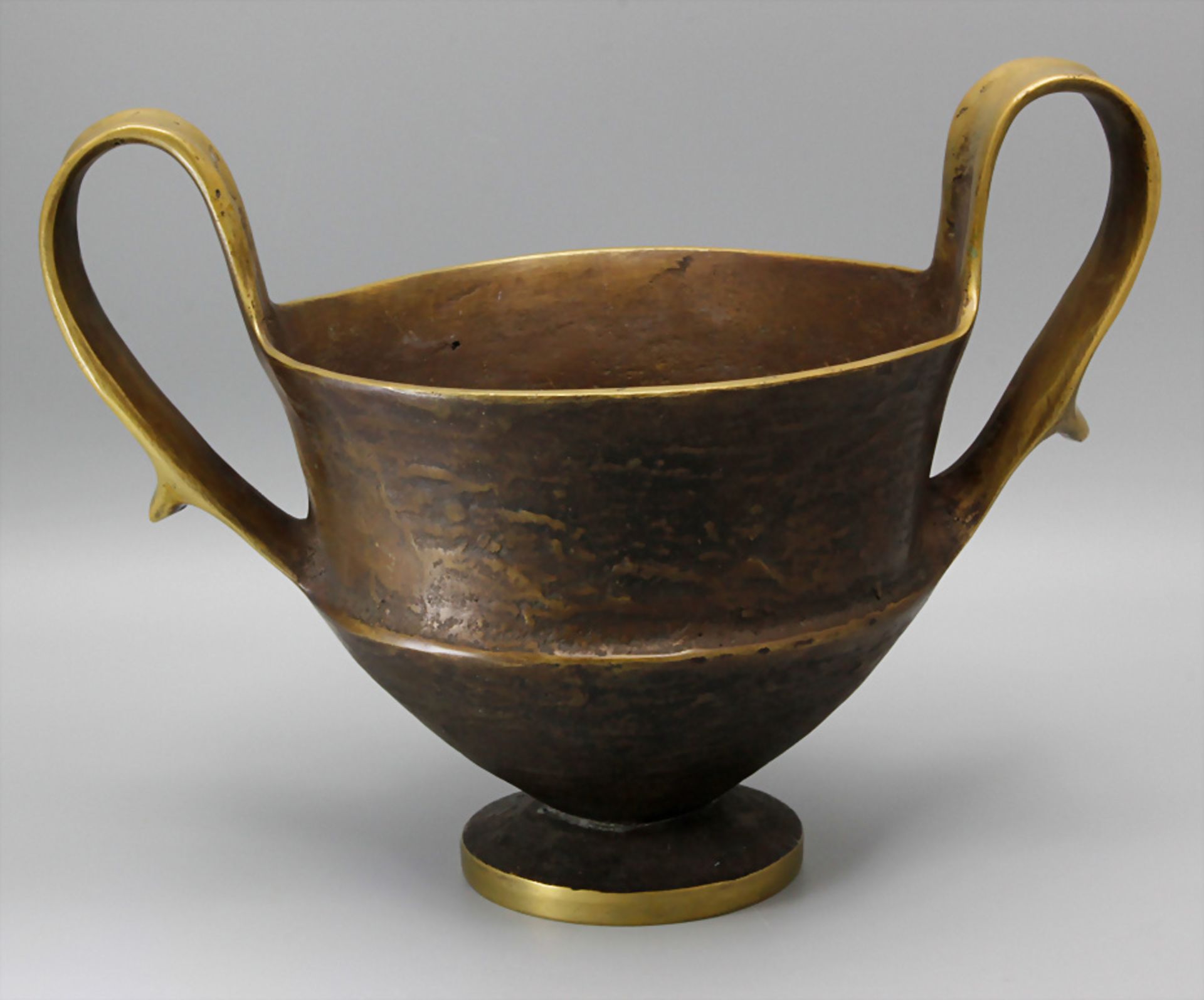 Doppelhenkelgefäß aus Messing, Kantharosform / A brass double handled vessel, cantharos shape