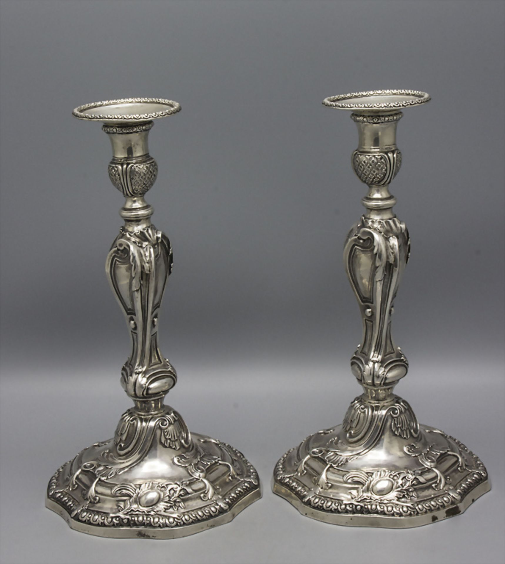 Paar Rokoko Silber Kerzenleuchter / A pair of Rococo silver candlesticks / Paire de Louis XV ...