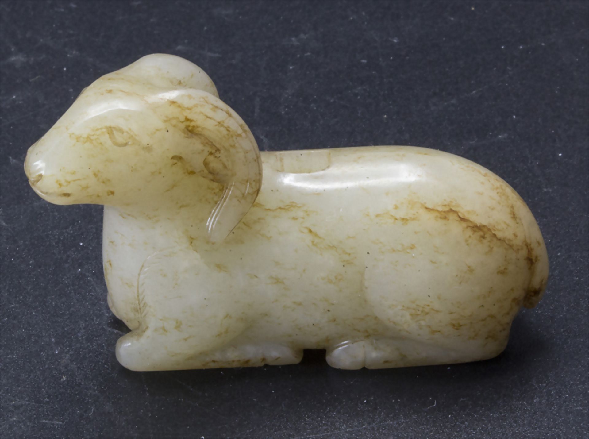 Jadefigur eines sitzenden Widders / A jade figure of a sitting ram